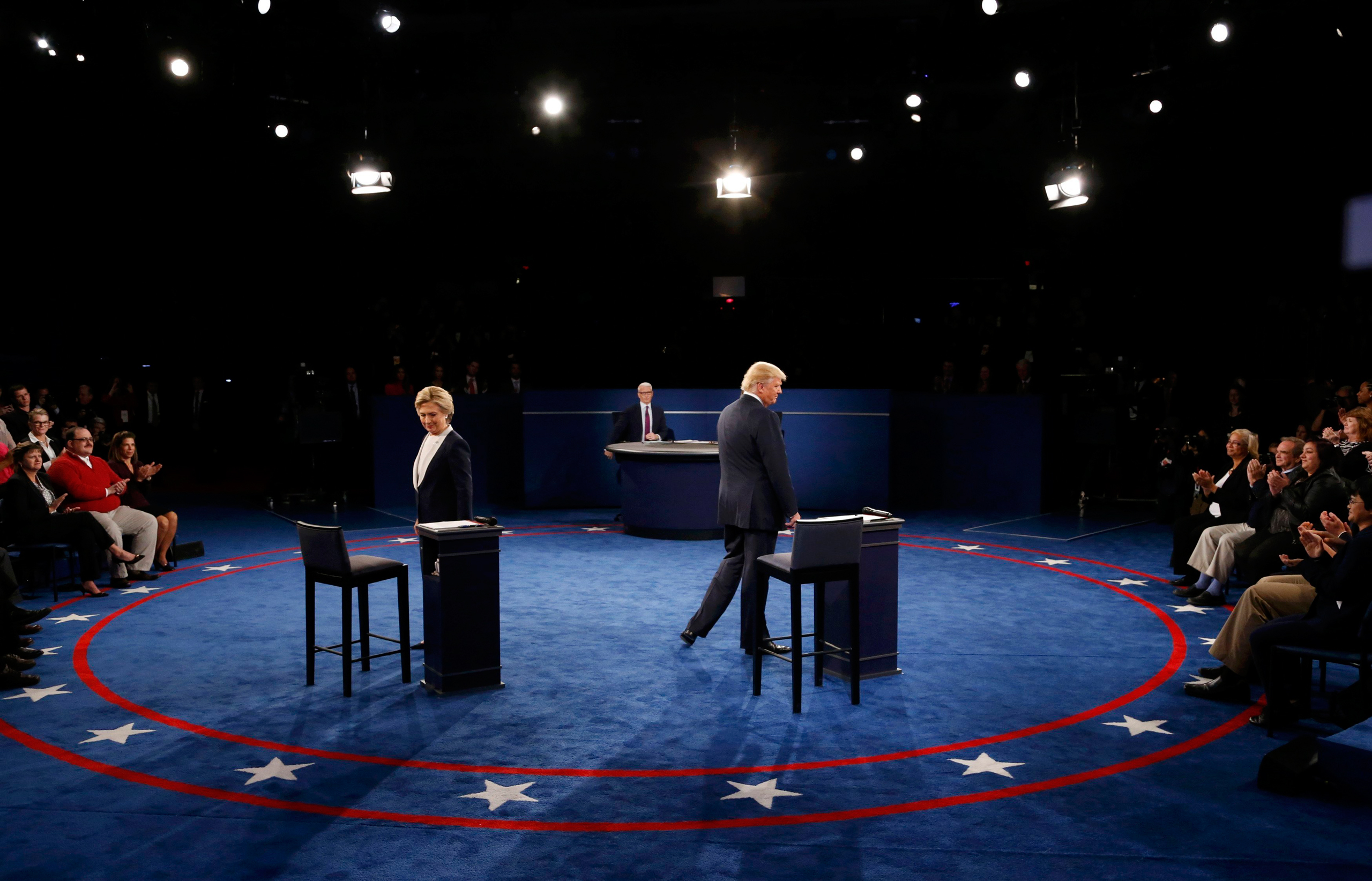 Republican U.S. presidential nominee Donald Trump and Democratic U.S. presidential nominee Hillary Clinton take their seats at the start of their presidential town hall debate at Washington University in St. Louis, Missouri, U.S., October 9, 2016. REUTER