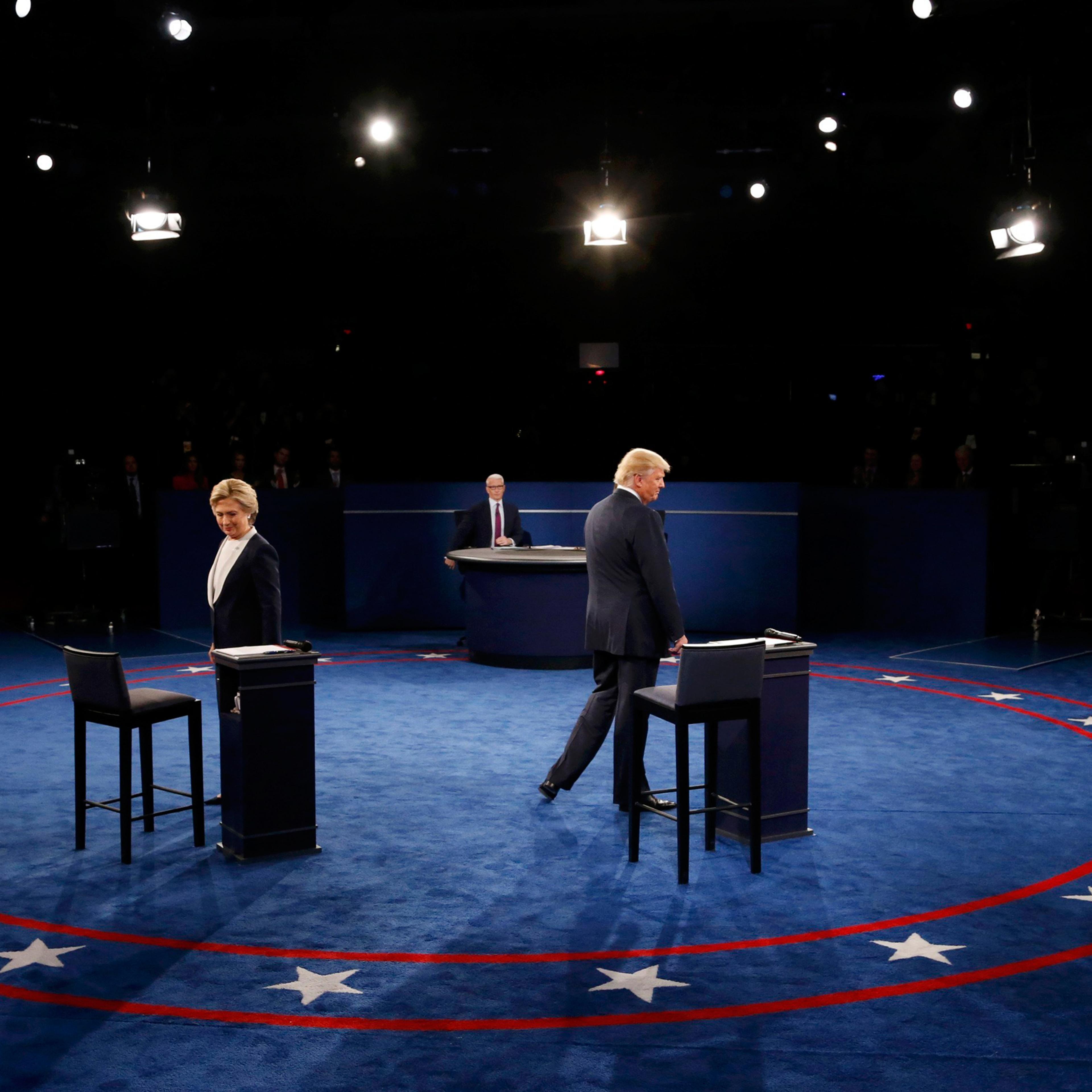 Republican U.S. presidential nominee Donald Trump and Democratic U.S. presidential nominee Hillary Clinton take their seats at the start of their presidential town hall debate at Washington University in St. Louis, Missouri, U.S., October 9, 2016. REUTER