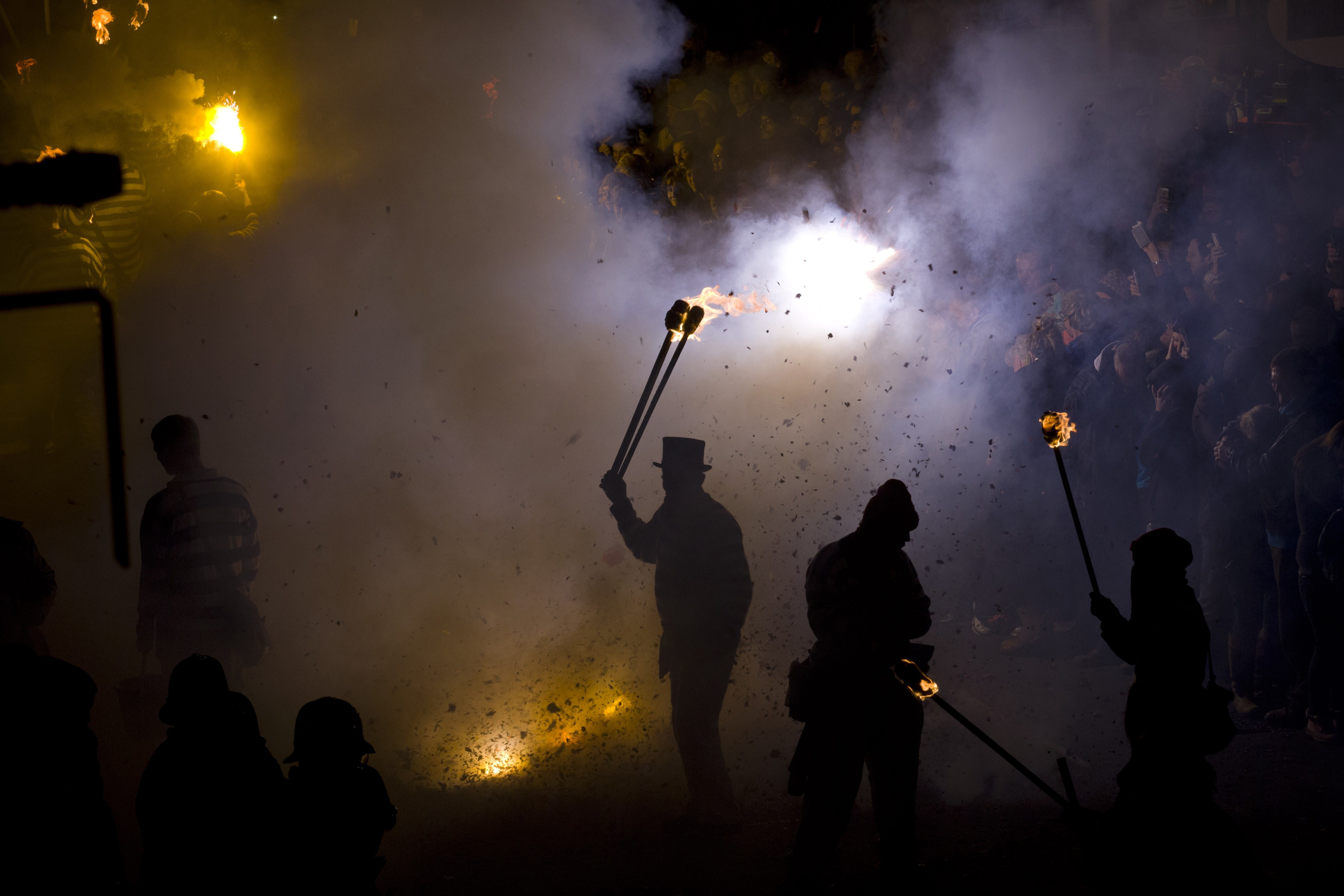 BRITAIN-OFFBEAT-TRADITION-BONFIRE