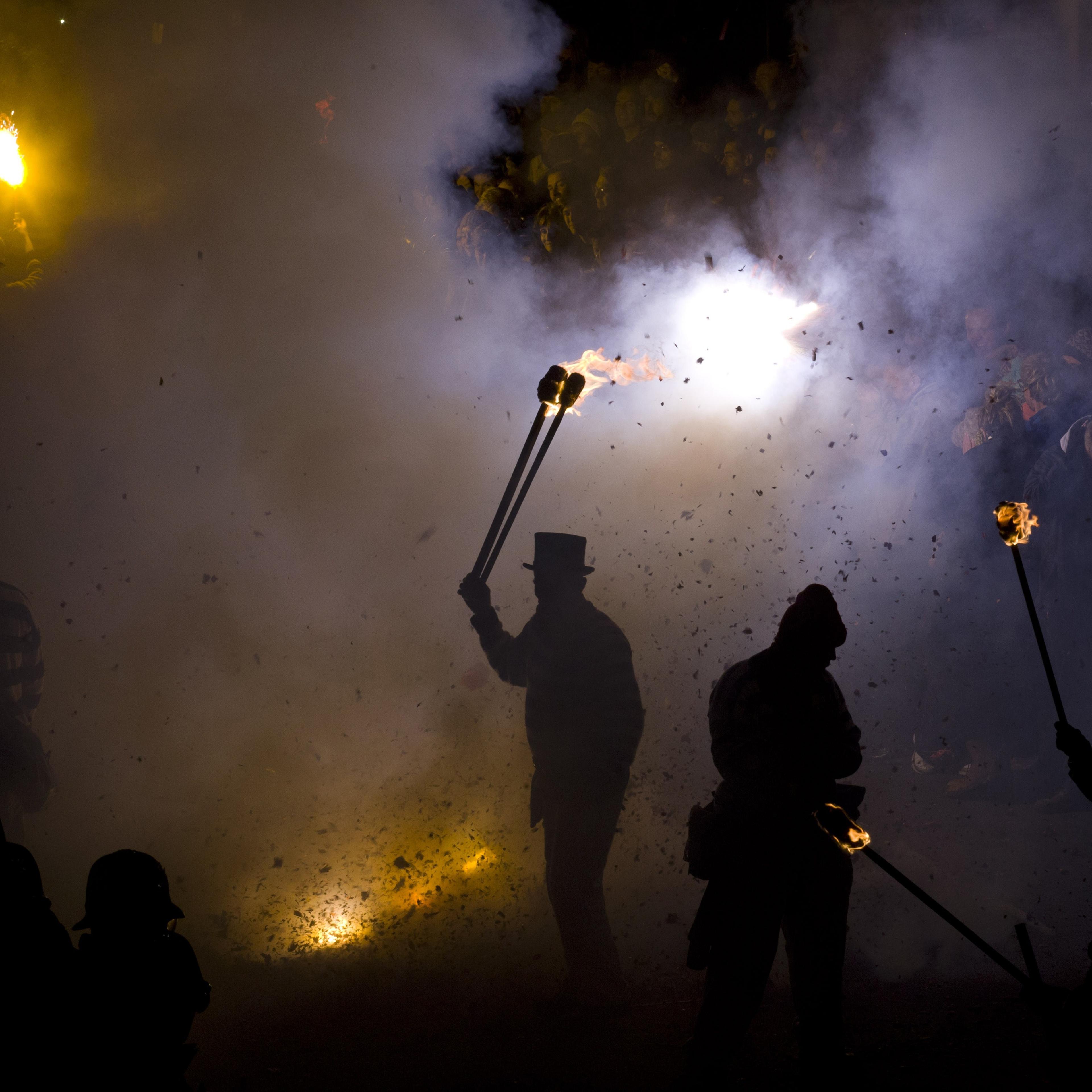 BRITAIN-OFFBEAT-TRADITION-BONFIRE