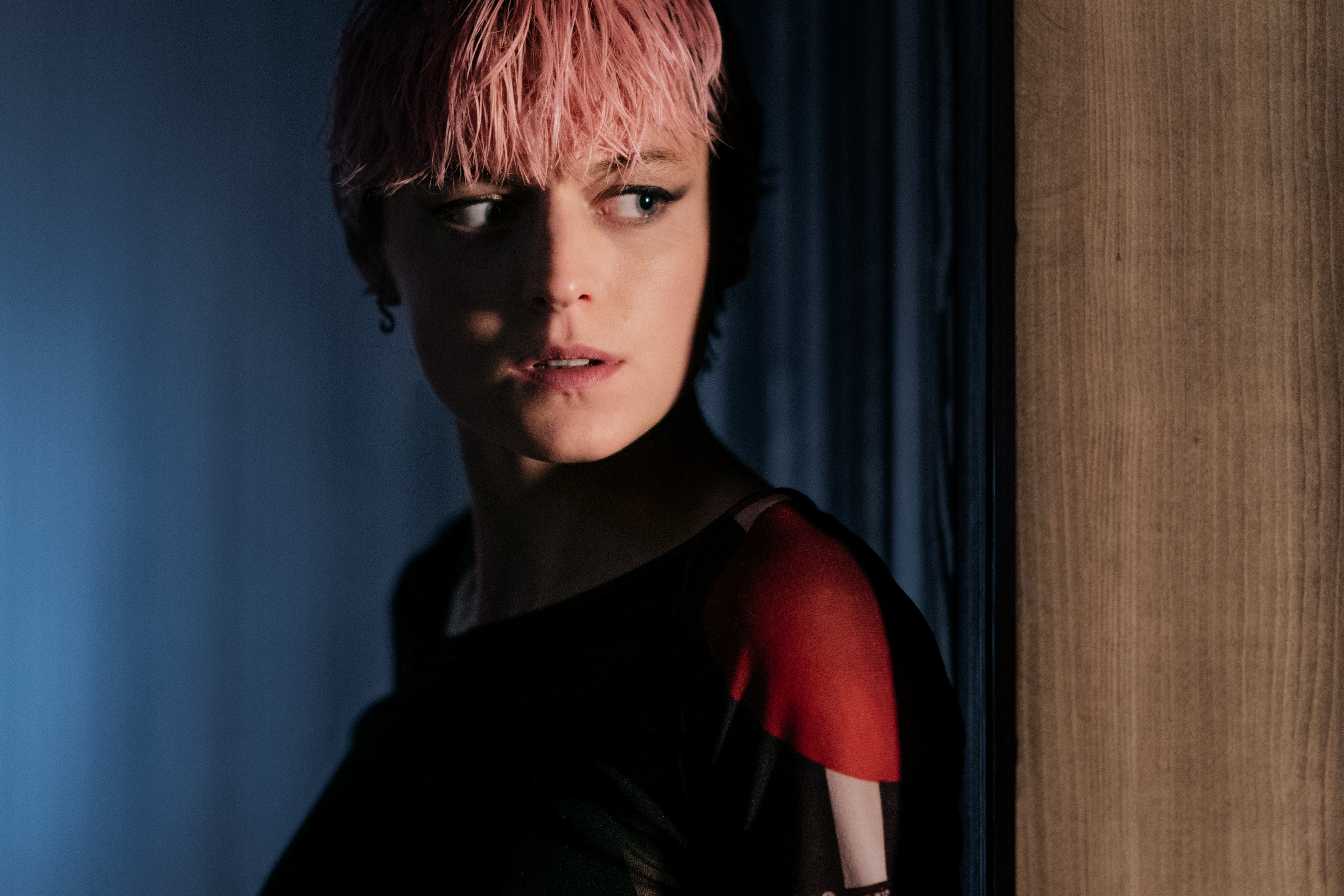 A Murder at the End of the World -- Pictured: Emma Corrin as Darby Hart. CR: Christopher Saunders/FX