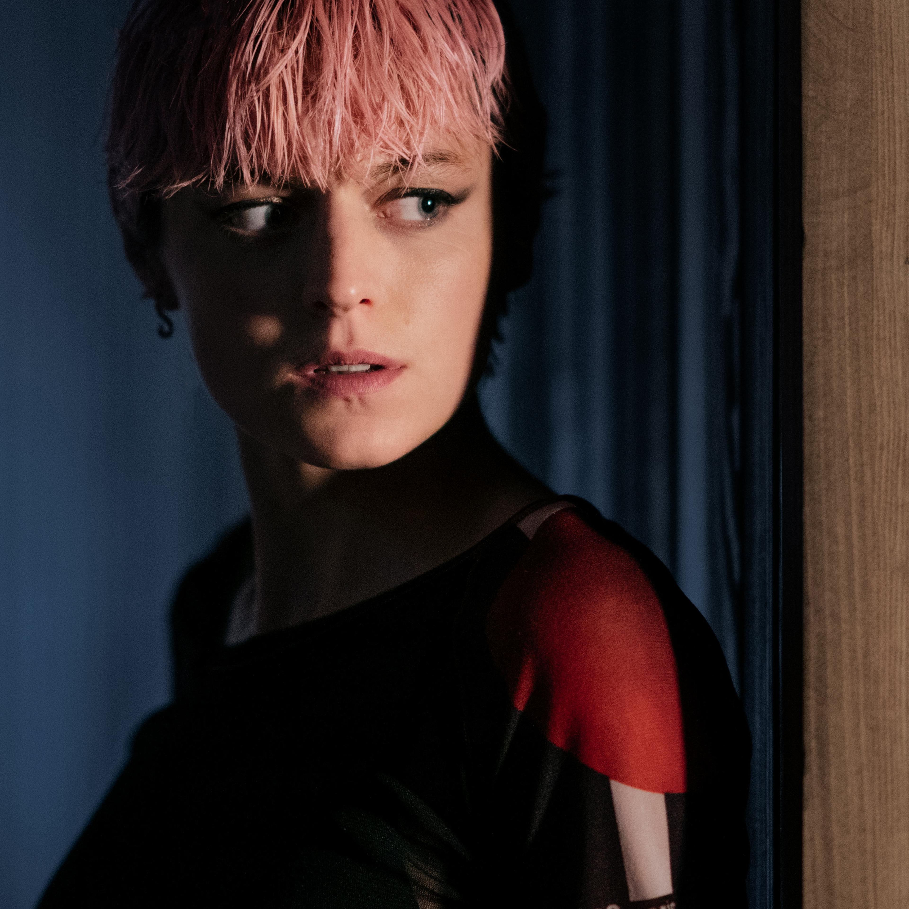 A Murder at the End of the World -- Pictured: Emma Corrin as Darby Hart. CR: Christopher Saunders/FX