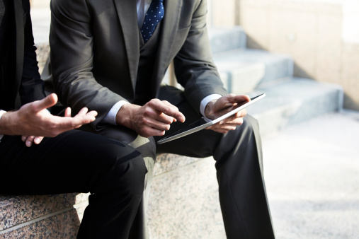 businessmen-sitting-discussion