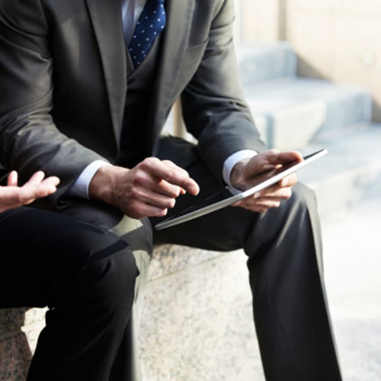 businessmen-sitting-discussion