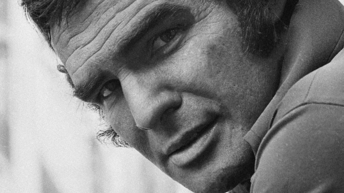 did burt reynolds smoke cigarettes Laid to Rest in Hollywood More Than 2 Years After His Death Kim Morgan on Burt Reynolds