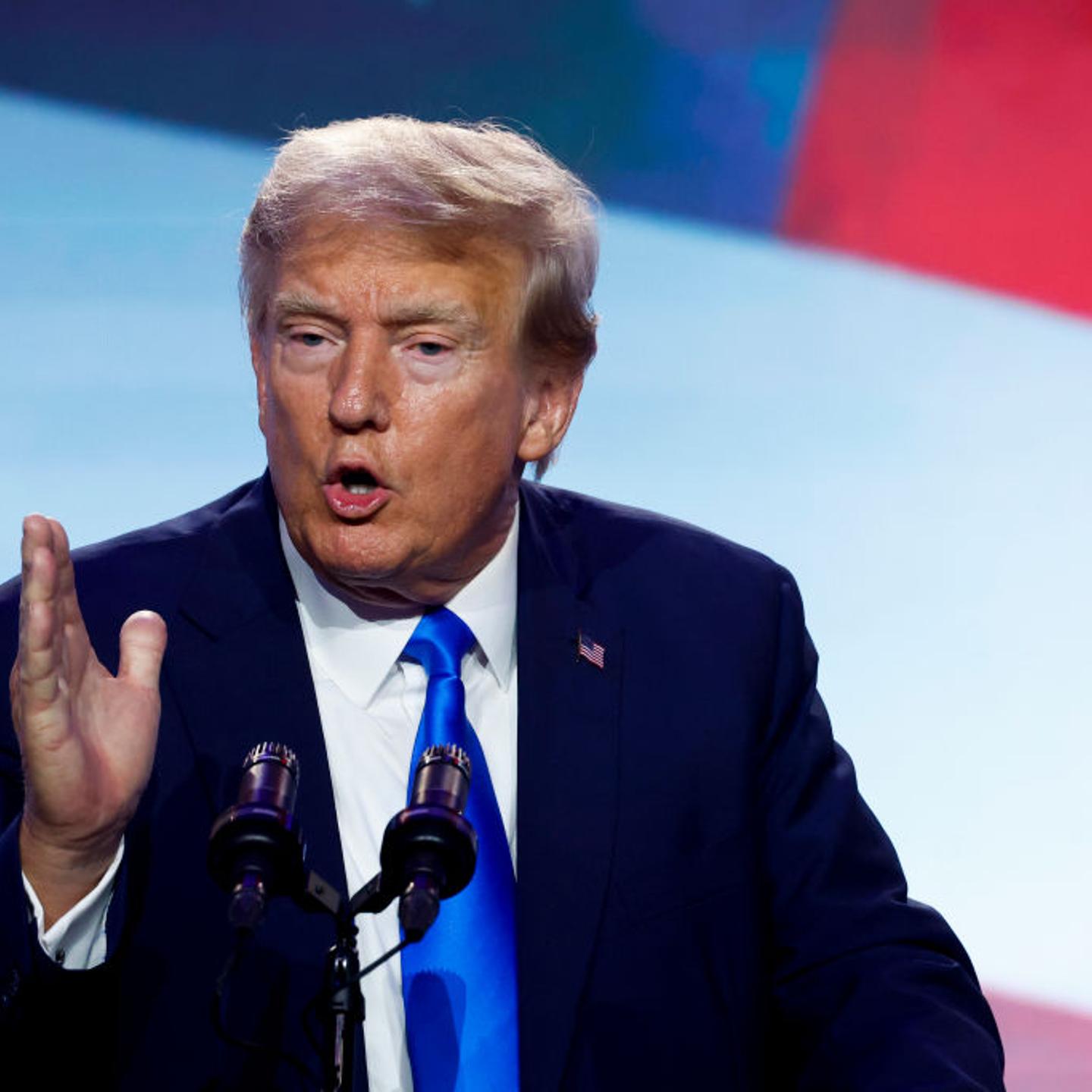 Donald-Trump-on-the-podium