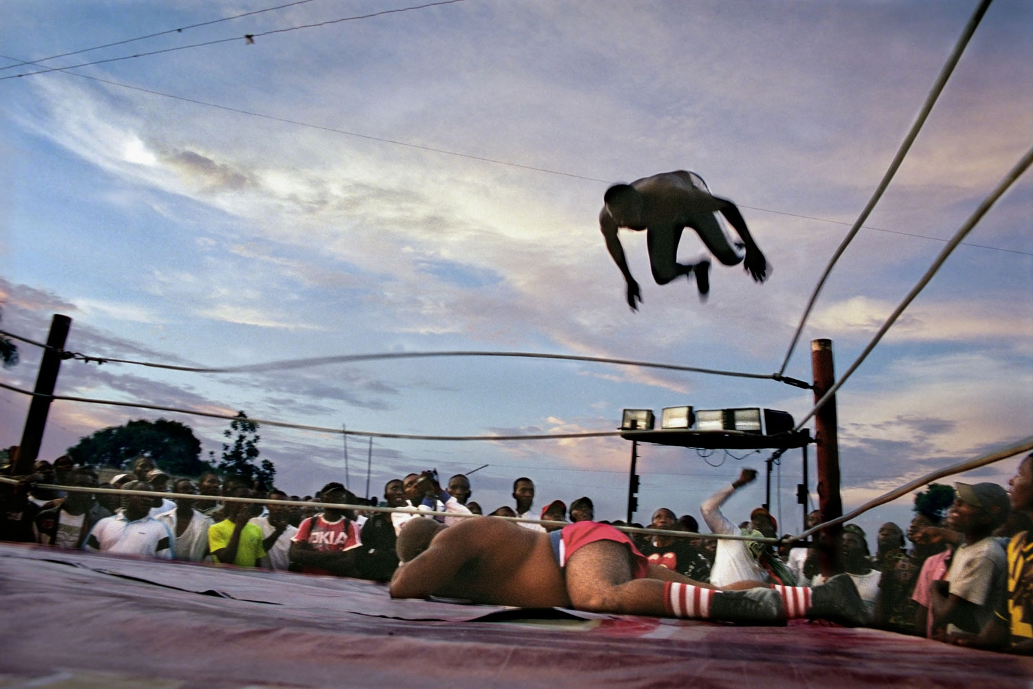 The fights are usually held outdoors, in open spaces, and draw crowds of anywhere from a few dozen to several hundred fans.