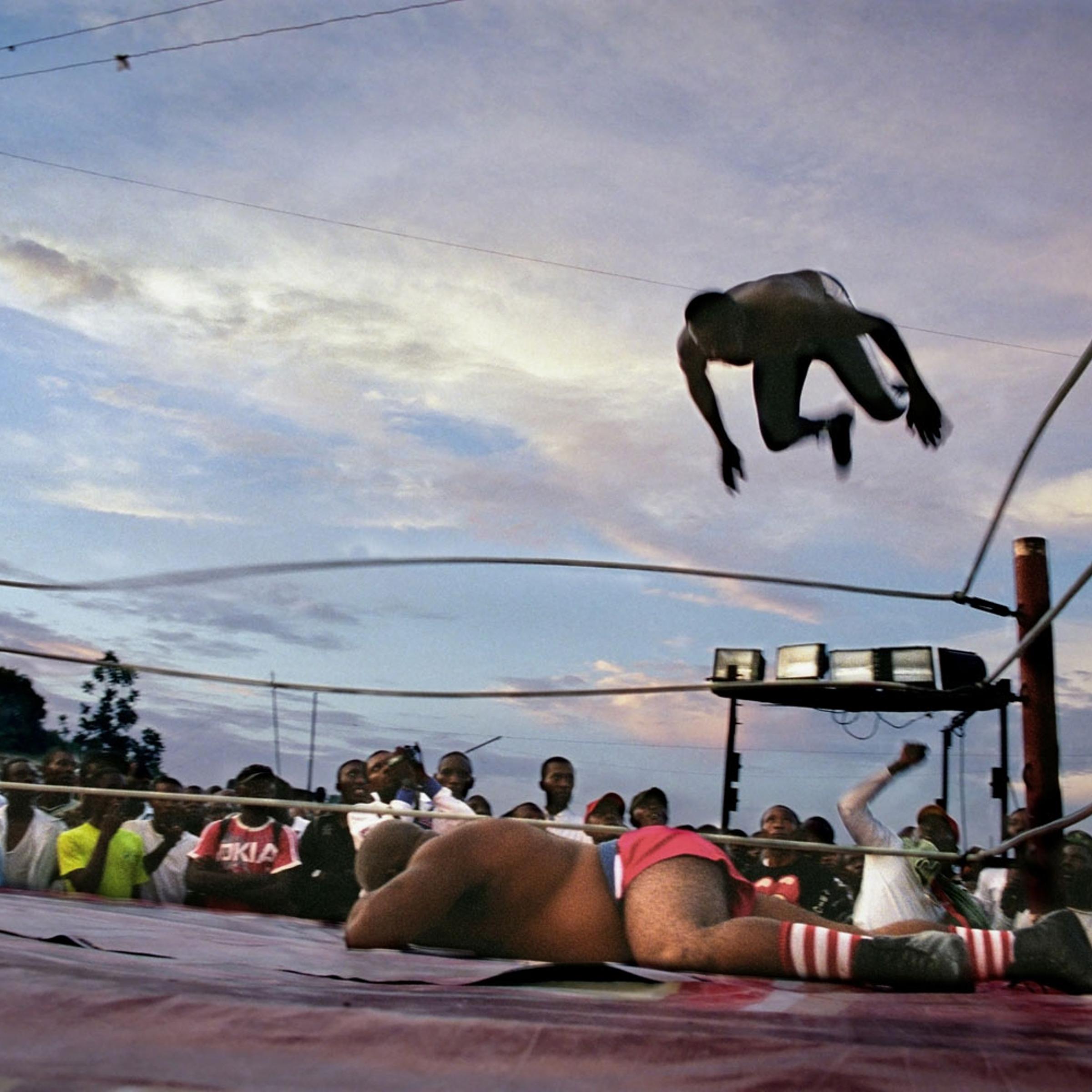 The fights are usually held outdoors, in open spaces, and draw crowds of anywhere from a few dozen to several hundred fans.