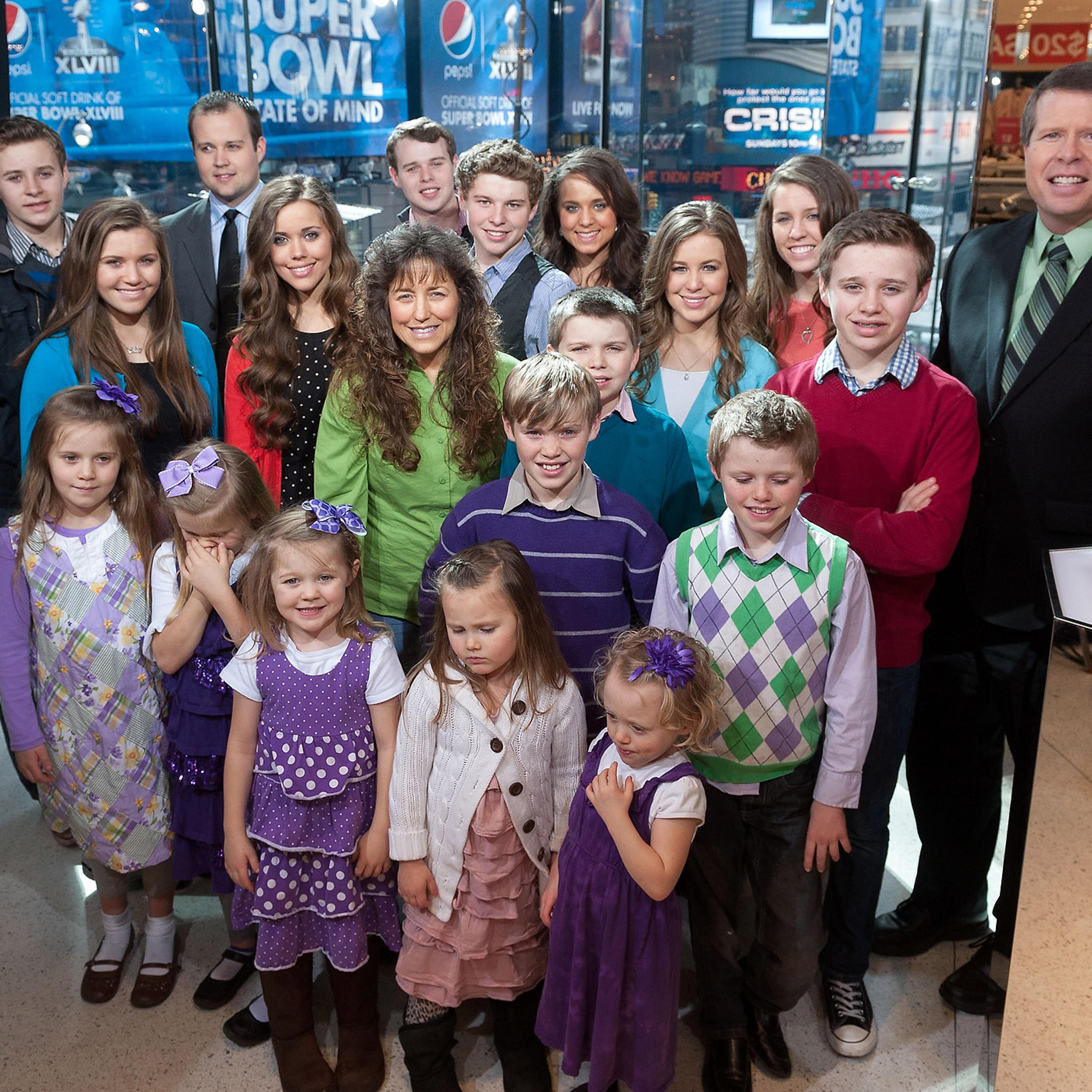 Robert Wagner And The Duggar Family Visit "Extra"