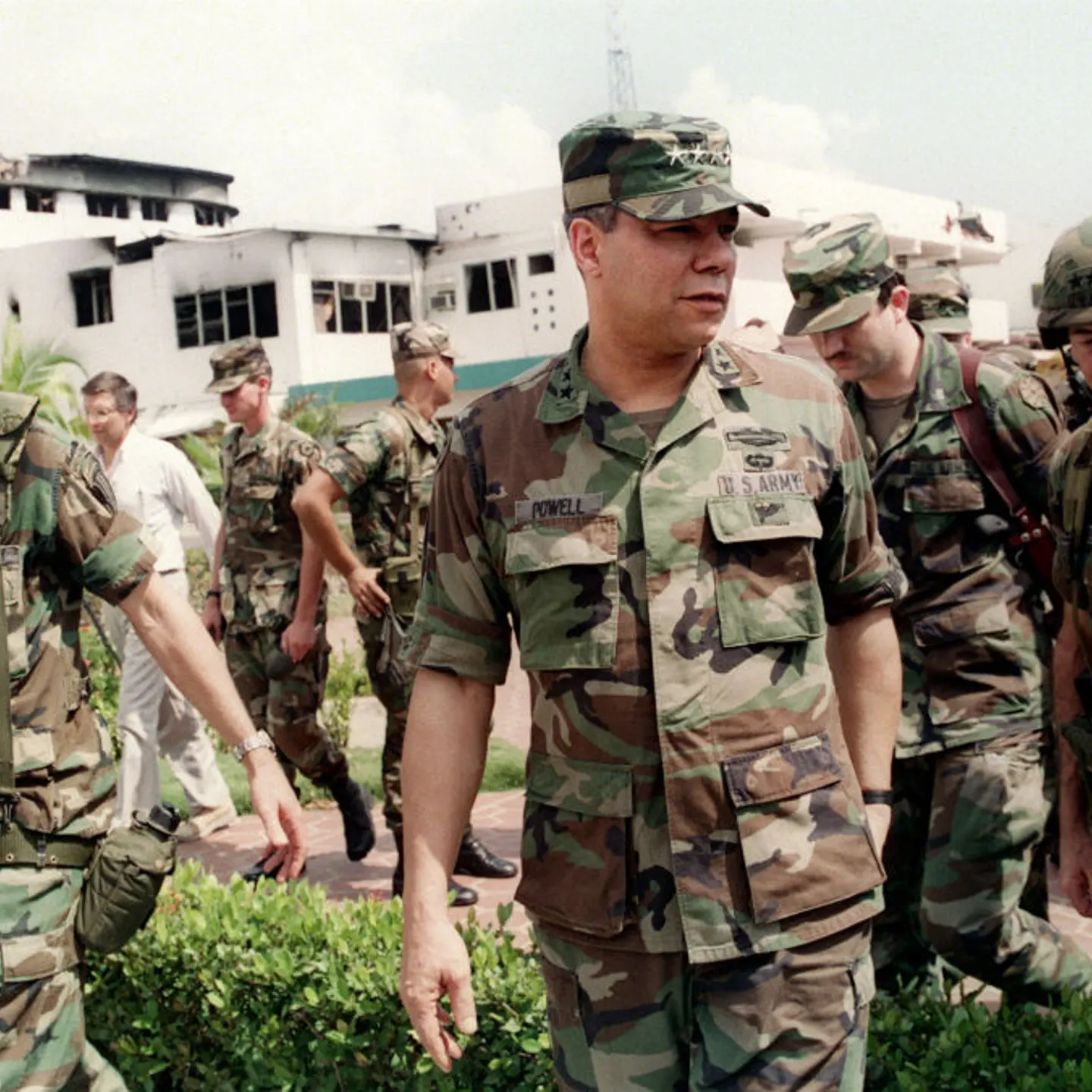 General Colin Powell (C), head of the US Joint Chi