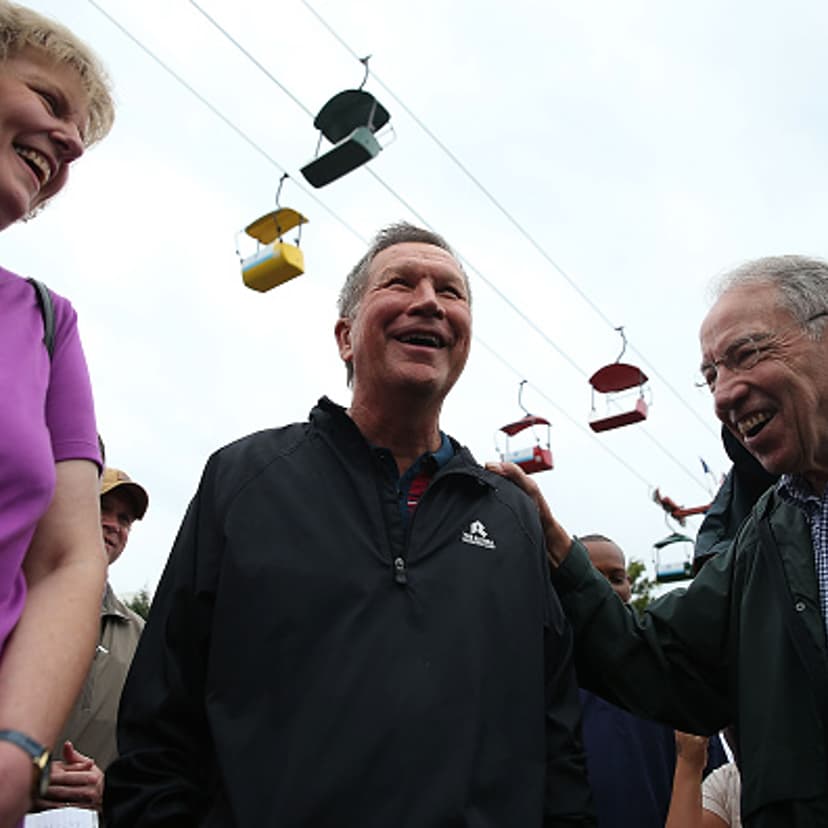 Republican presidential candidate and Ohio Gov. John Kasich (C) talks with U.S. Sen. Chuck Grassley (R) (R-IA) as he tours the Iowa State Fair on August 18, 2015 in Des Moines, Iowa.