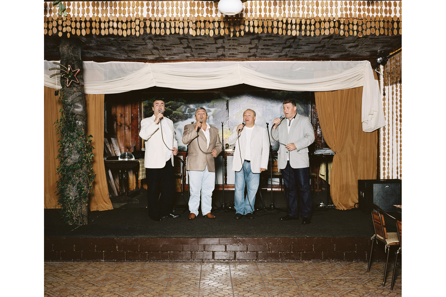 Selenade performs Strana tsveti ("Country flowers") Vody Logidze restaurant, Sochi.