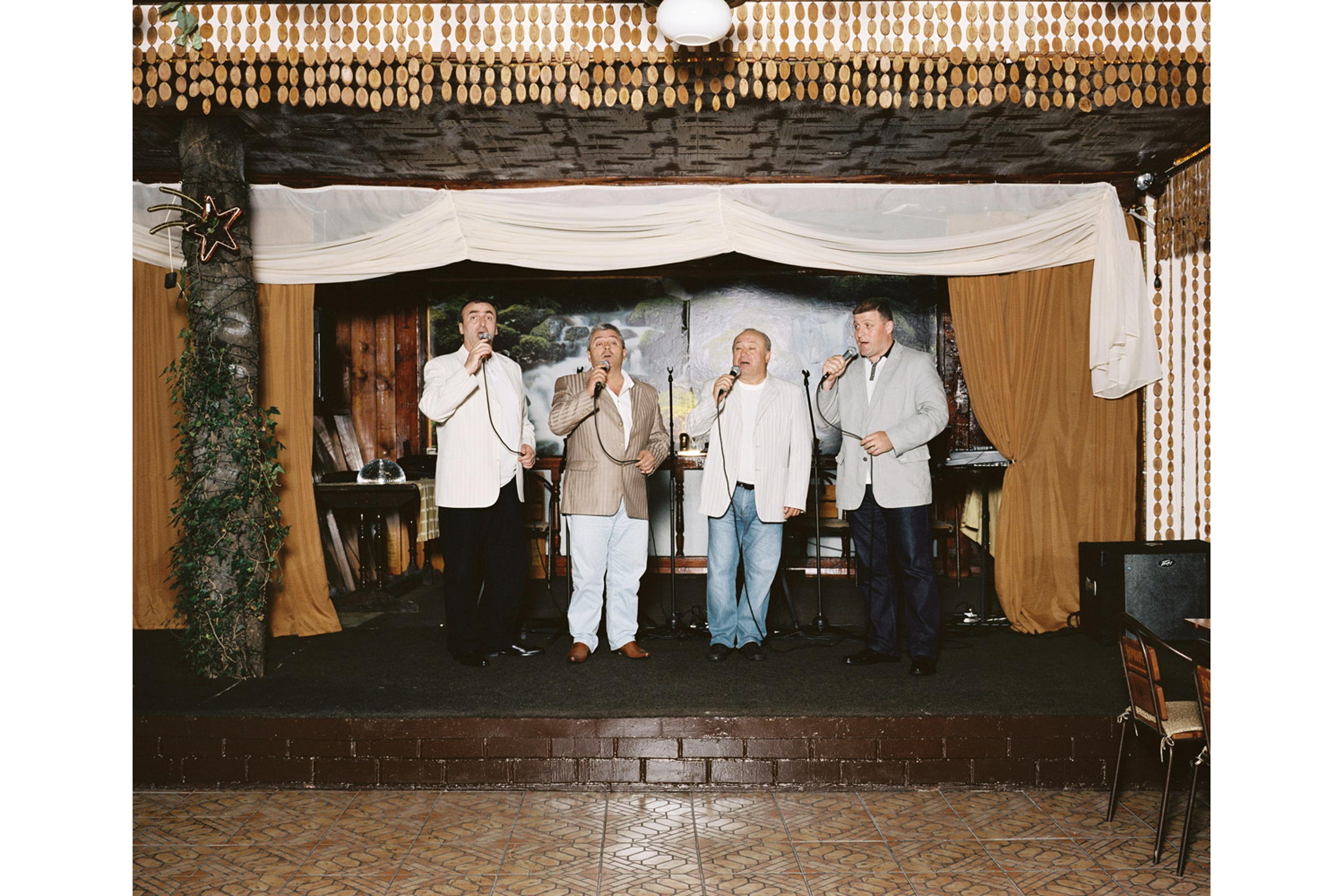 Selenade performs Strana tsveti ("Country flowers") Vody Logidze restaurant, Sochi.