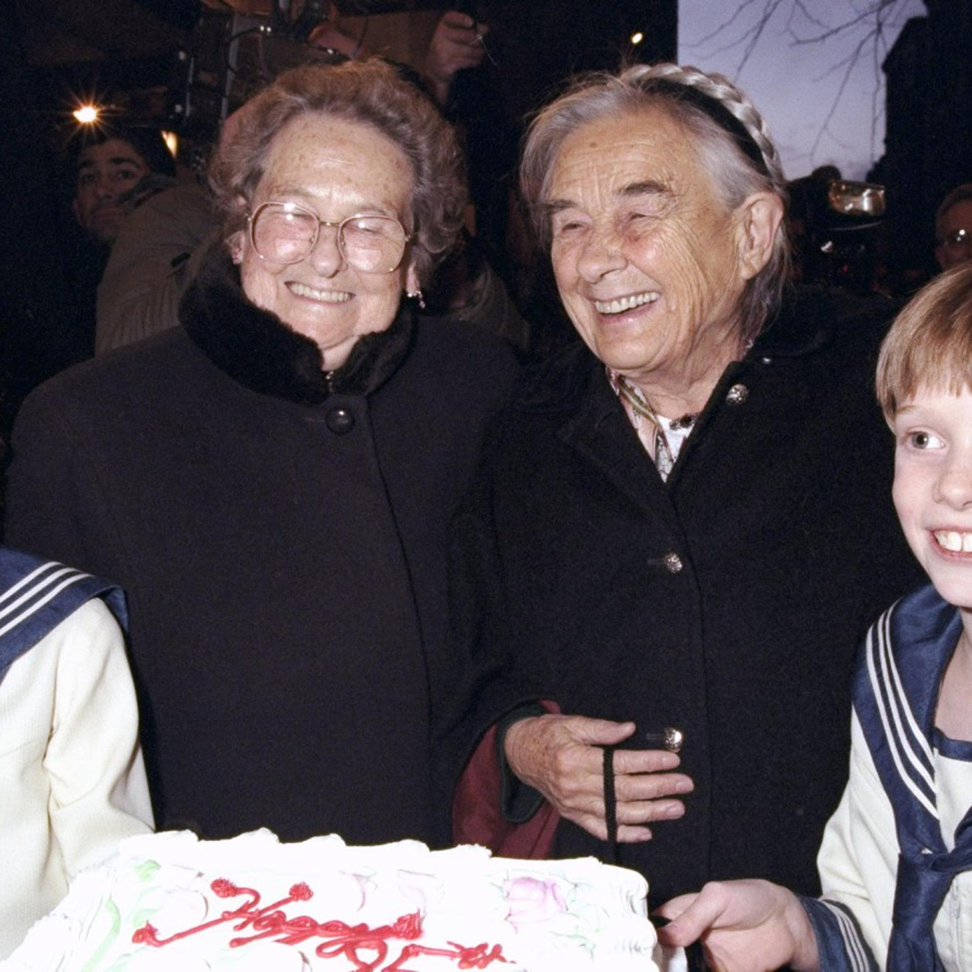 Maria von Trapp (center right) with her sister Agathe in 1998.