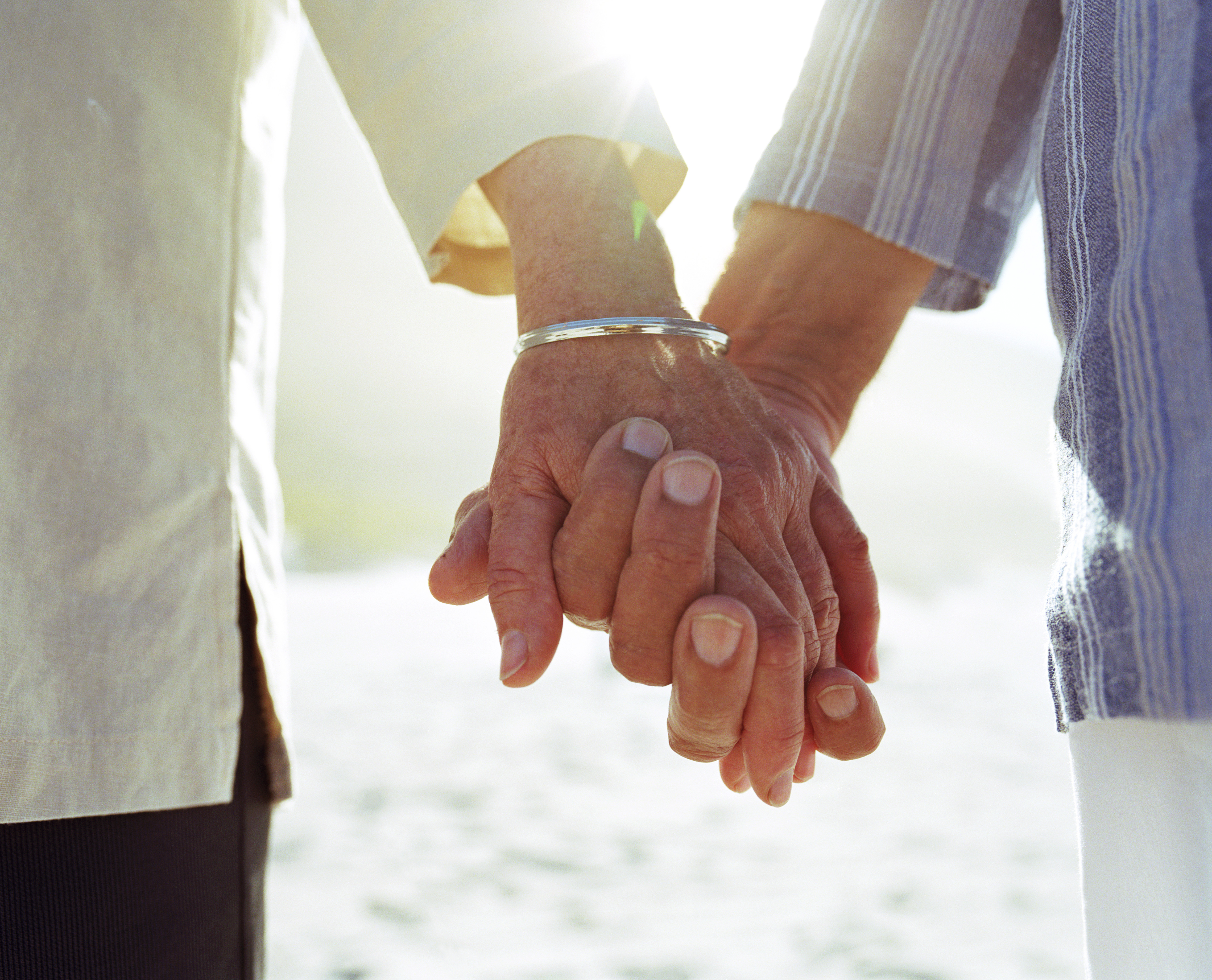 senior-couple-holding-hands