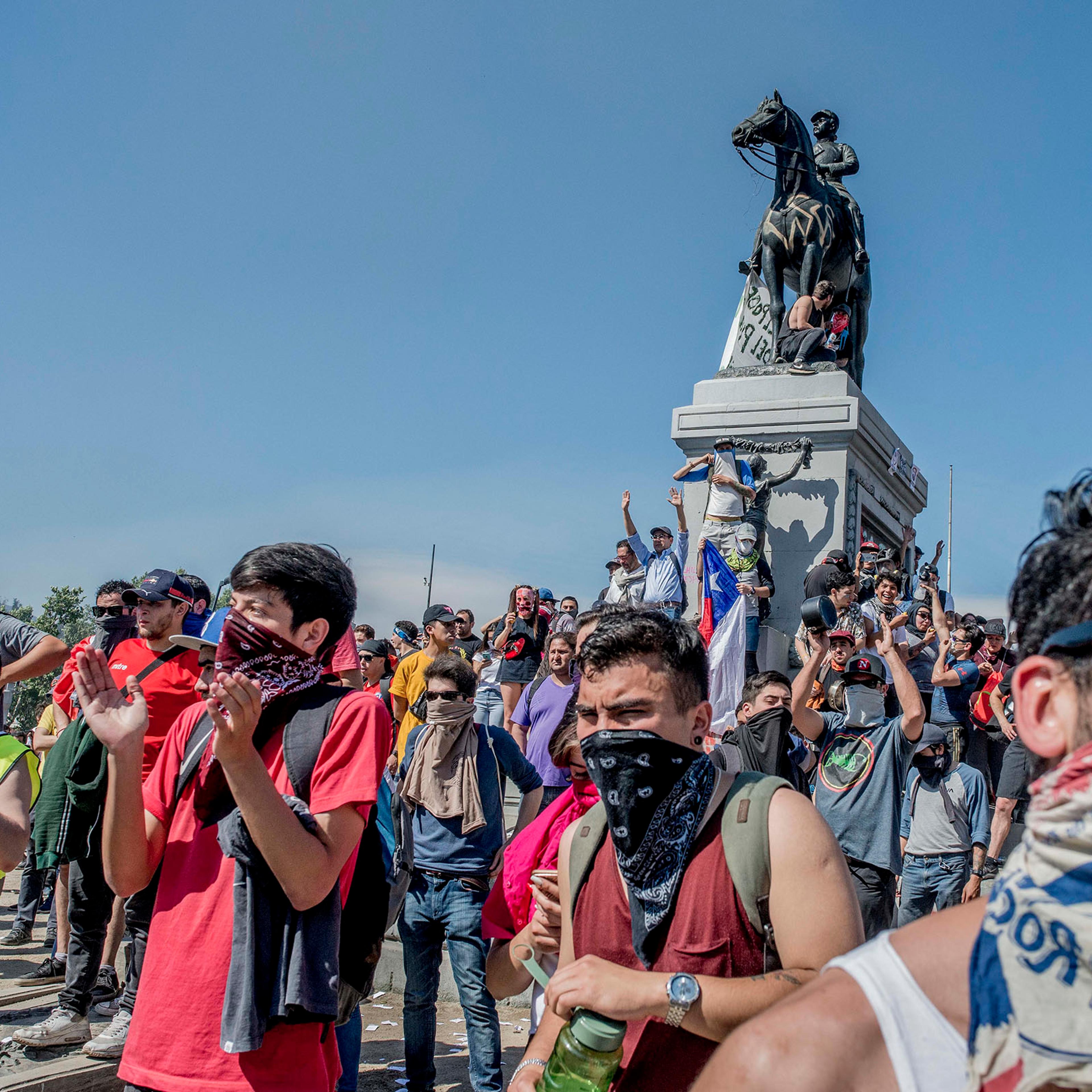 Demonstrators gather in Plaza Baquedano during a day of protests in Santiago, Chile, Oct. 21, 2019. (Tomas Munita/The New York Times)
