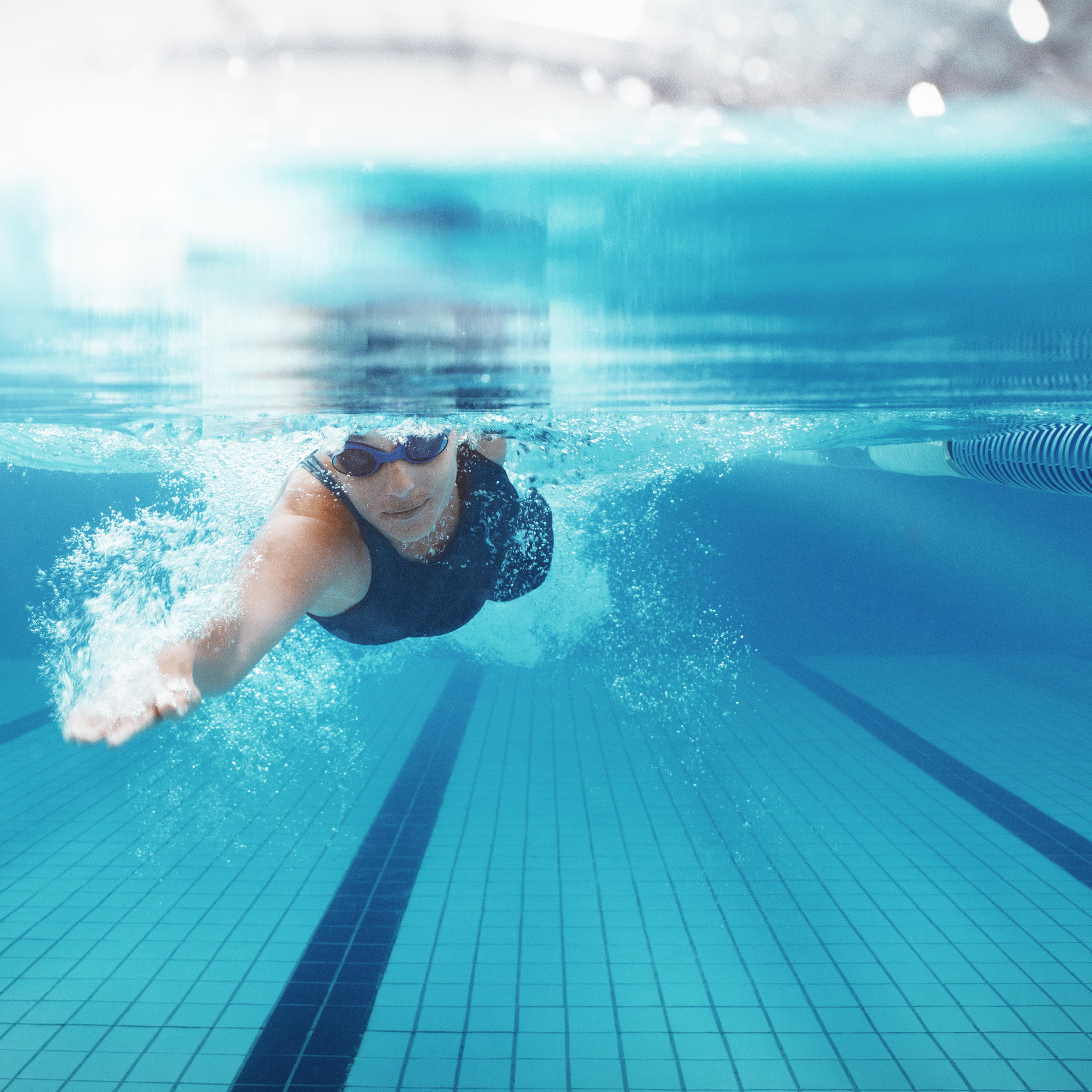 woman-swimming-pool