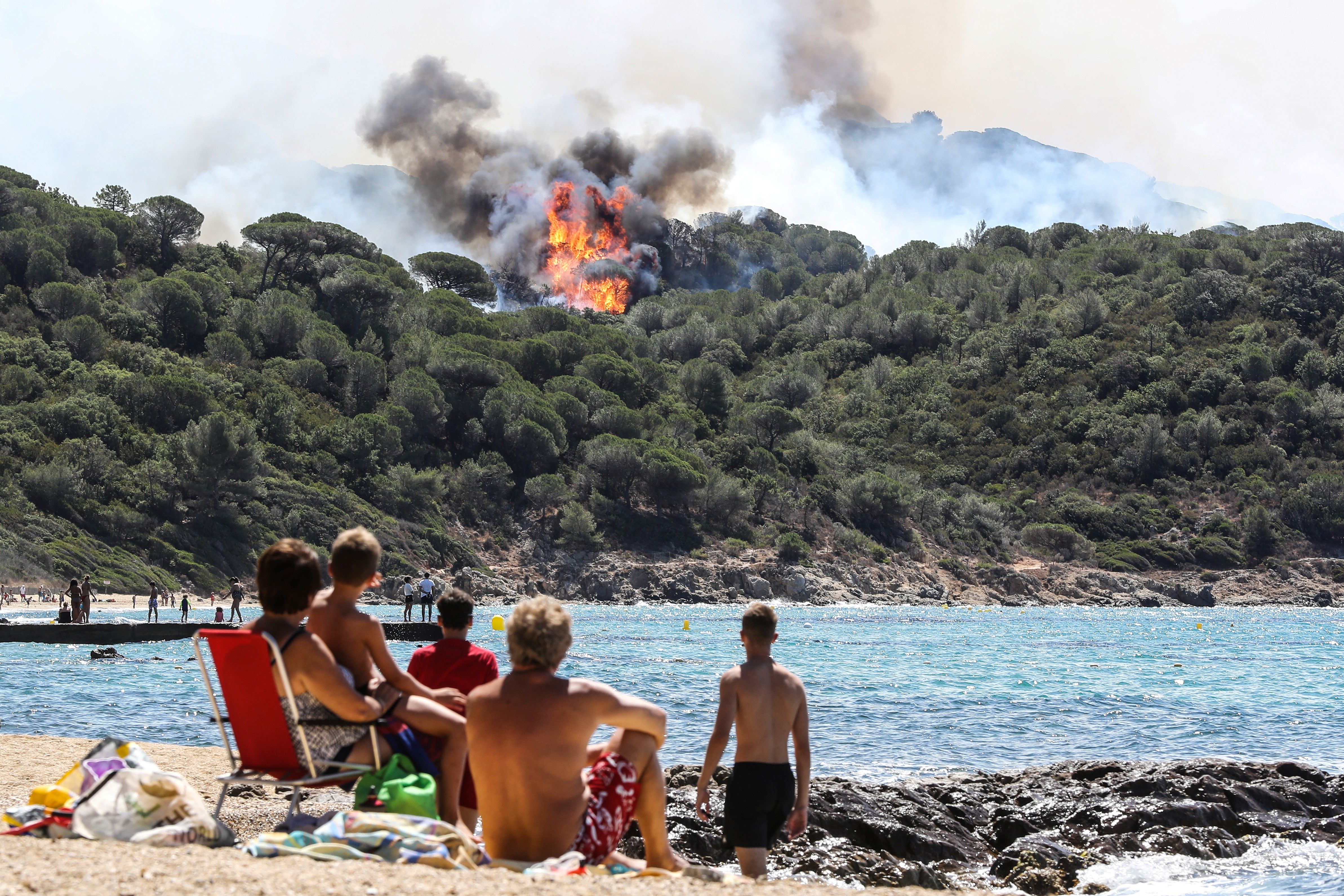 TOPSHOT-FRANCE-FIRE-ENVIRONMENT-WEATHER