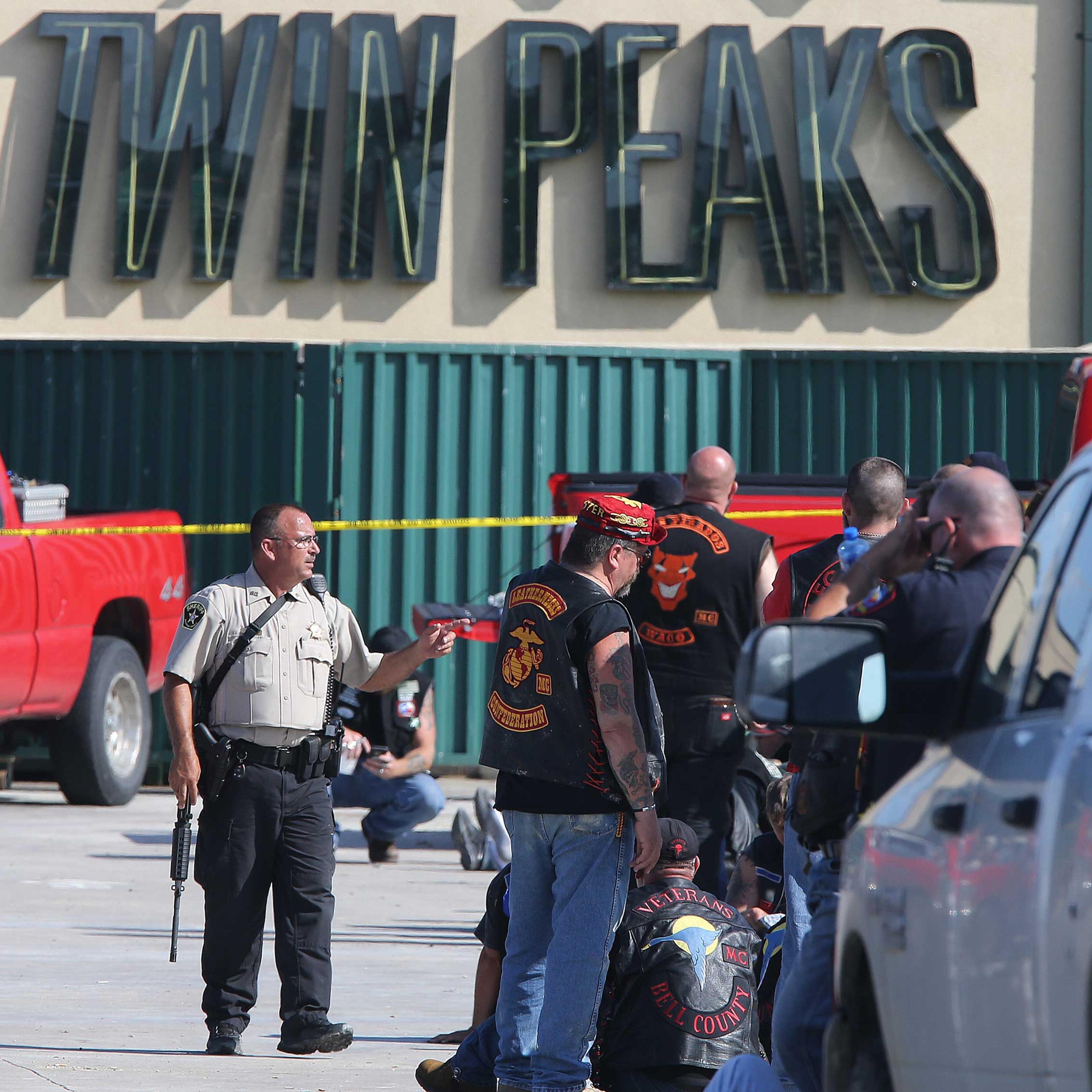 Authorities investigate a shooting in the parking lot of the Twin Peaks restaurant in Waco, Texas on May 17, 2015.