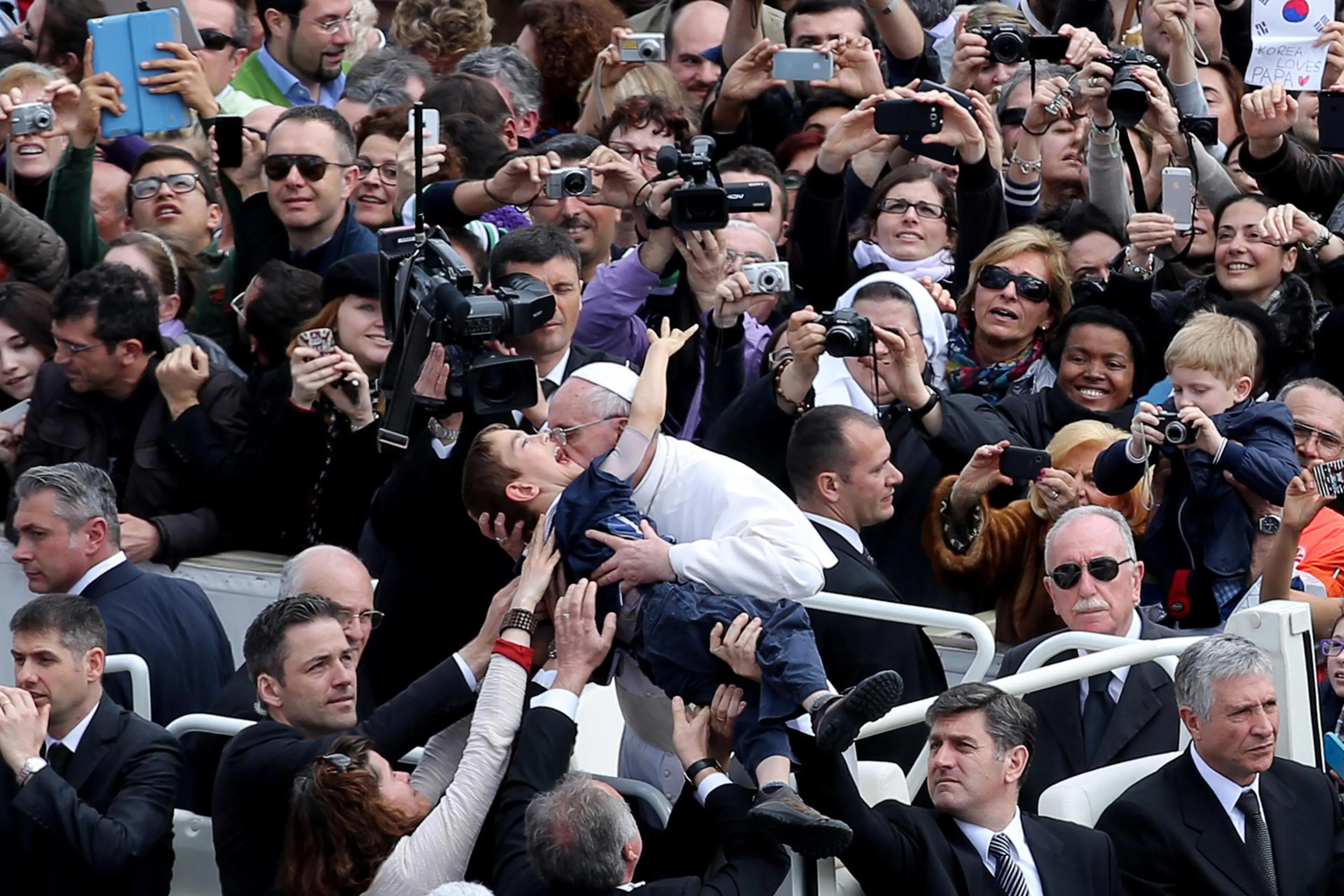 POPE: EASTER HOLY MASS
