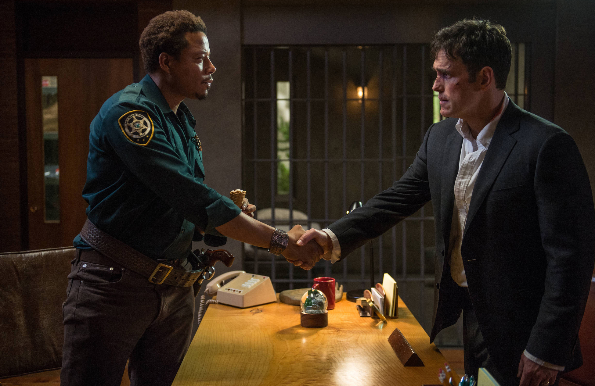 WAYWARD PINES:  Ethan Burke (Matt Dillon, R) meets Sheriff Arnold Pope (Terrence Howard, L).  @2014 Fox Broadcasting Co.  Cr:  Ed Araquel/FOX