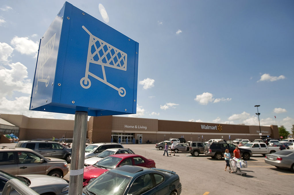 Wal-Mart Reclaims Top Spot From Exxon Mobil on Fortune 500 List