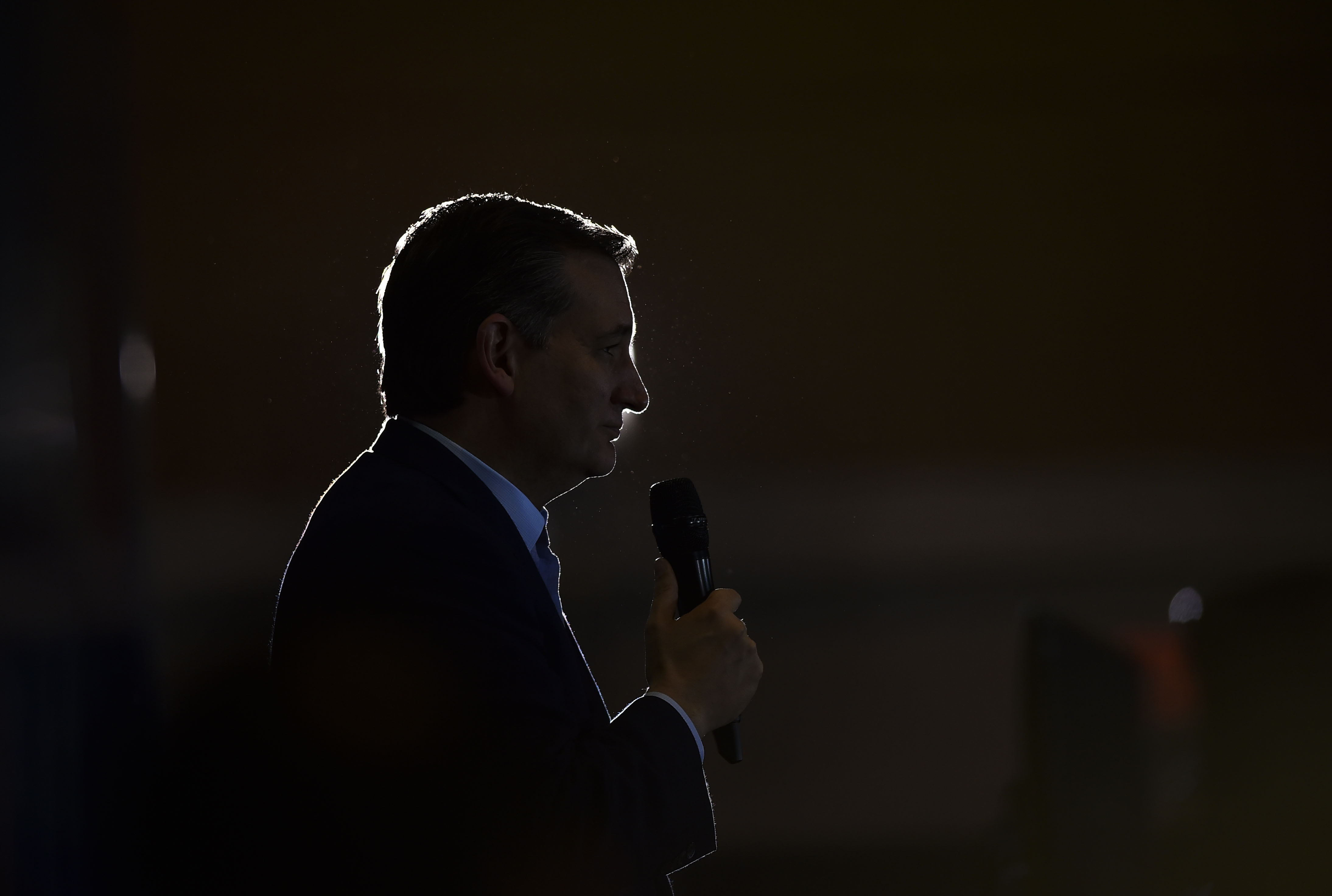 FORT WAYNE, IN - APRIL 28: Republican presidential candidate Se