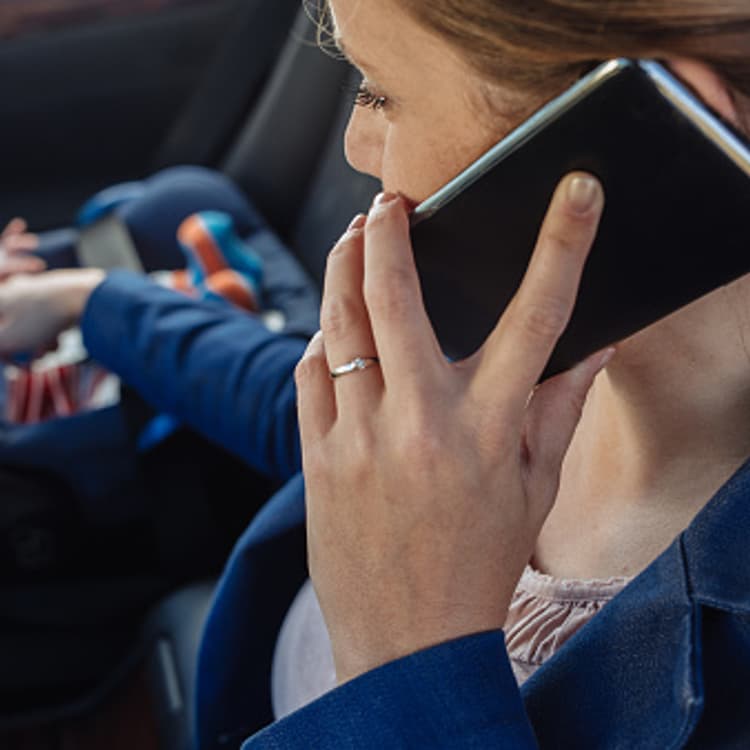 mother-newborn-car-cellphone