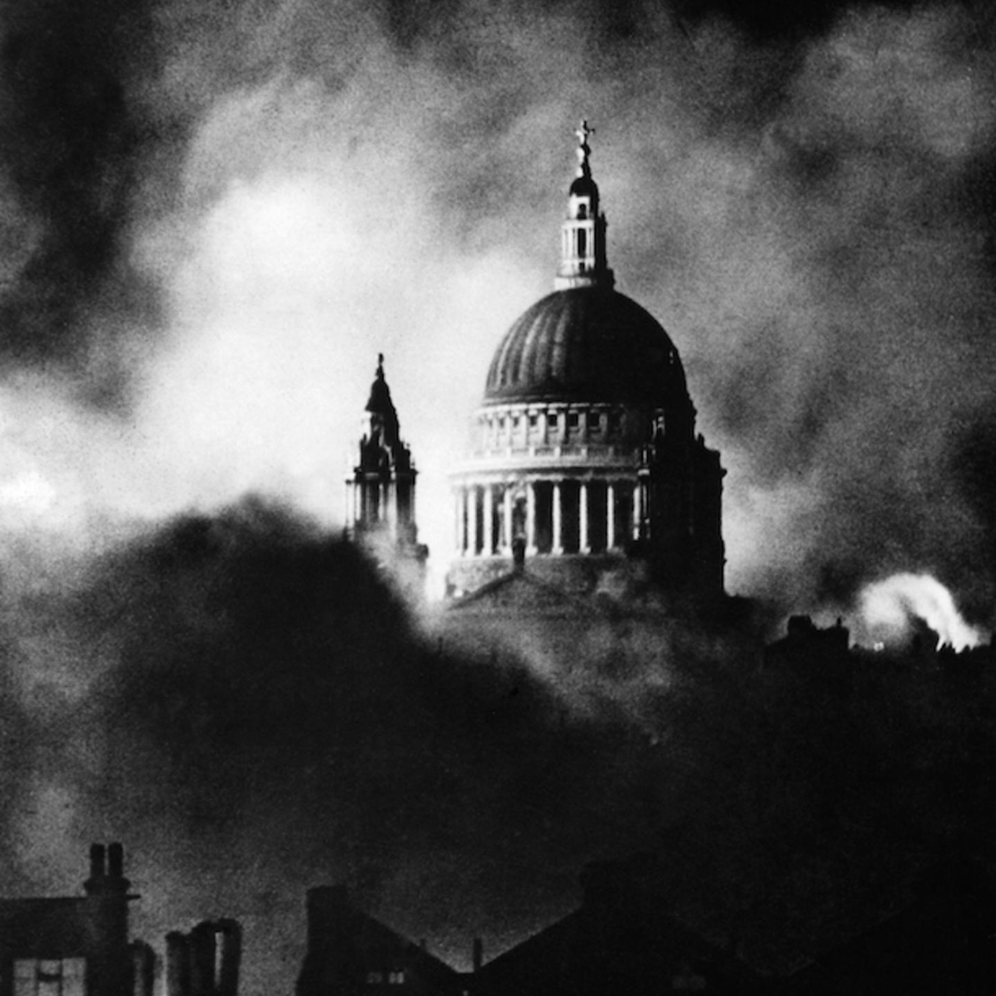2.WW, Britain during... / Air War: Battle of Britain (07.40-05.41) Bomb raid against London, : St.Paul's cathedral , 29.12. 1940