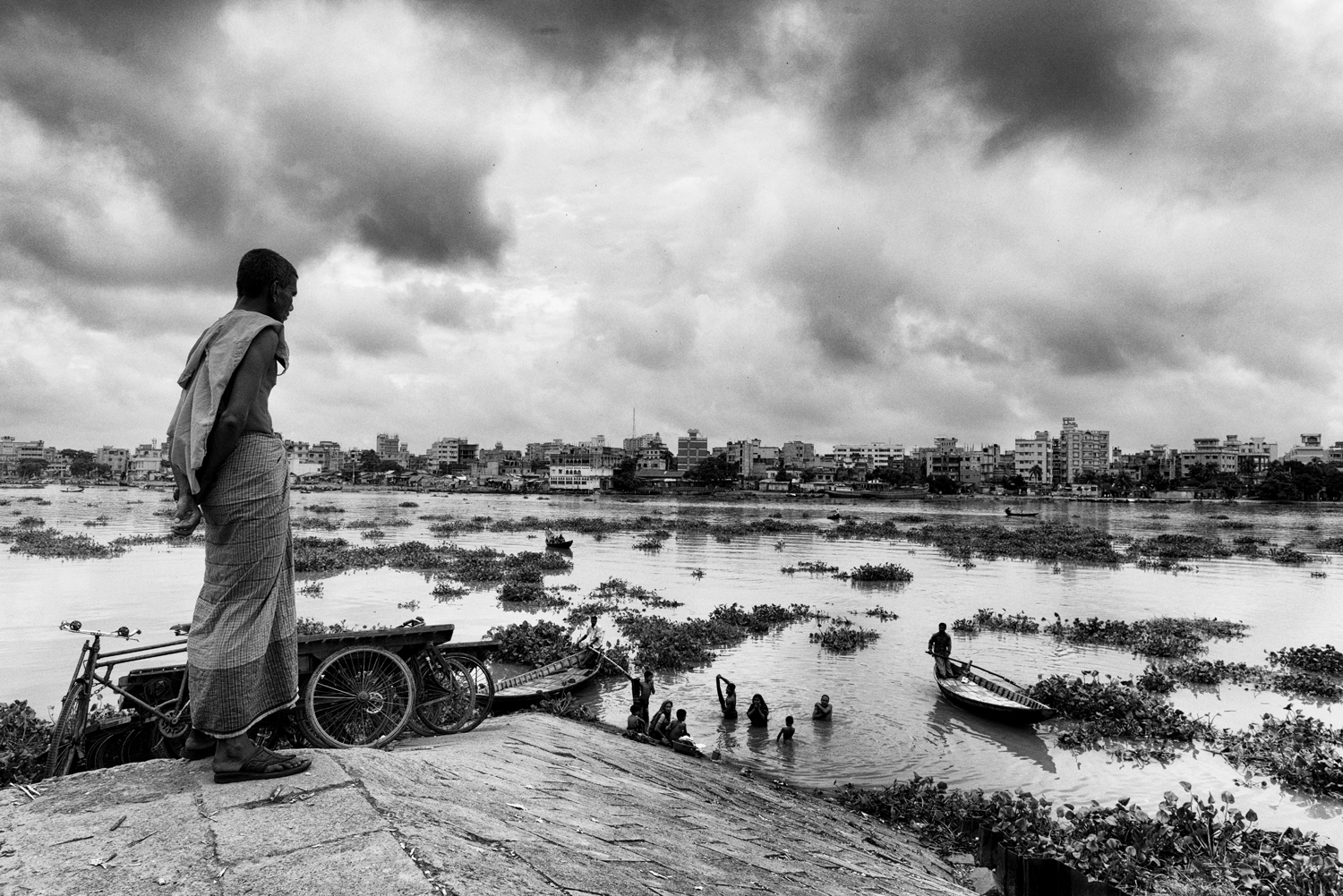 The Buriganga River gave life to Dhaka and Dhaka destroyed it. Chemical agents such as hexavalent chromium, mercury, sulphuric acid, formaldehyde, toluene, cadmium, chromium acetate are responsible for the death of the Buriganga River and for thousands of cases of severe intoxication, often with fatal consequences for the people who work or live in the surrounding areas.  South Dhaka, Bangladesh