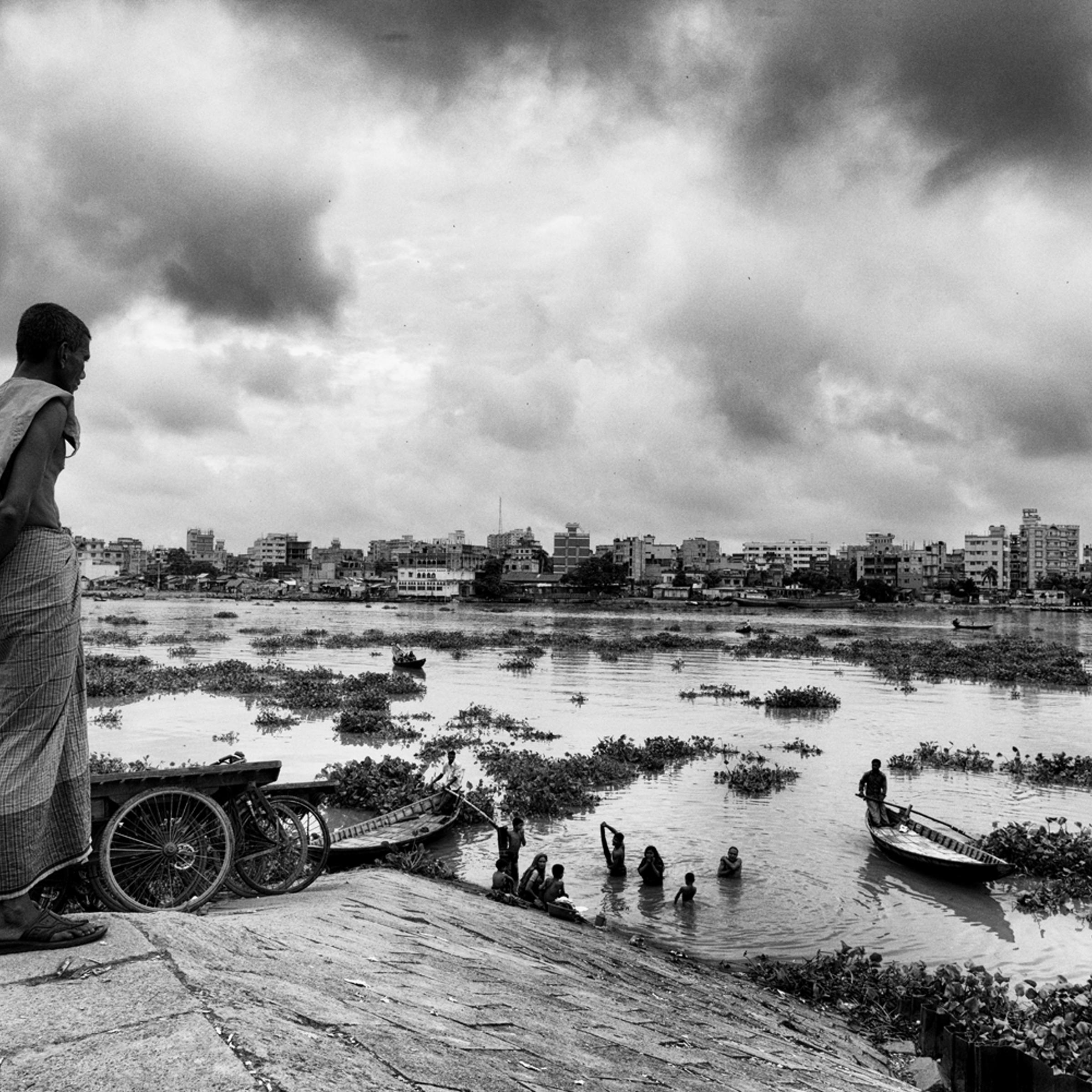 The Buriganga River gave life to Dhaka and Dhaka destroyed it. Chemical agents such as hexavalent chromium, mercury, sulphuric acid, formaldehyde, toluene, cadmium, chromium acetate are responsible for the death of the Buriganga River and for thousands of cases of severe intoxication, often with fatal consequences for the people who work or live in the surrounding areas. South Dhaka, Bangladesh