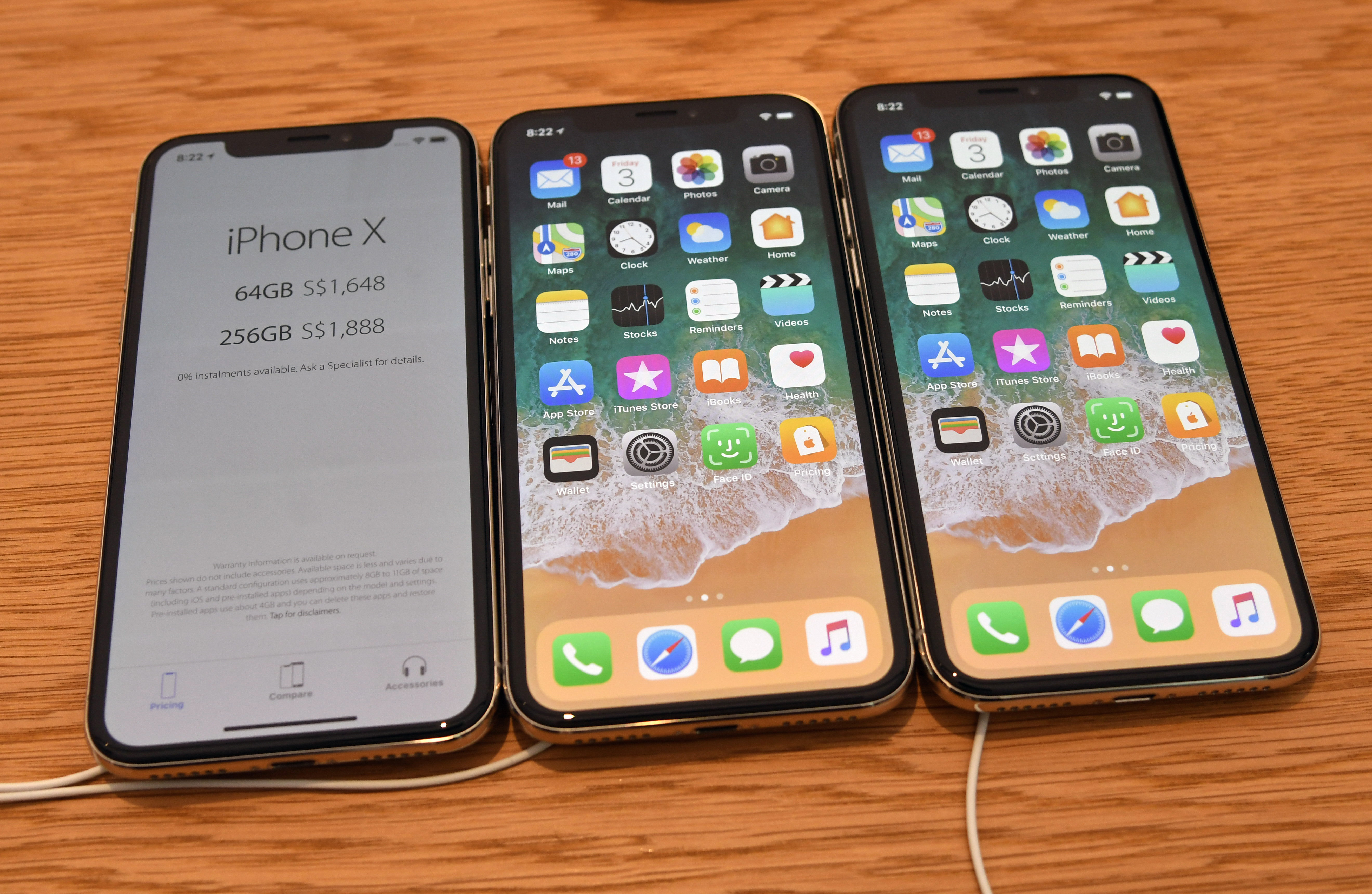 SINGAPORE-TECH-APPLE-SMARTPHONE