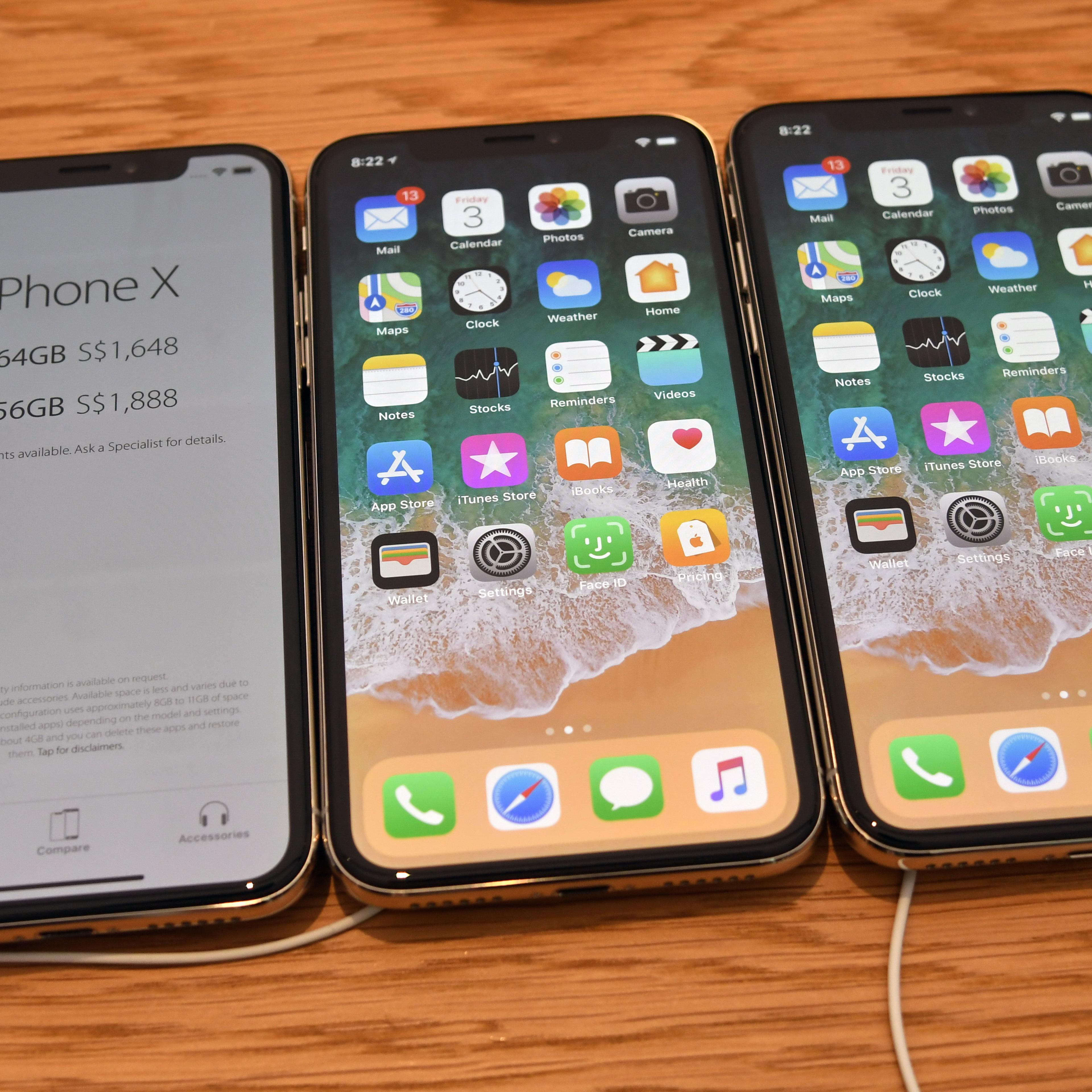 SINGAPORE-TECH-APPLE-SMARTPHONE