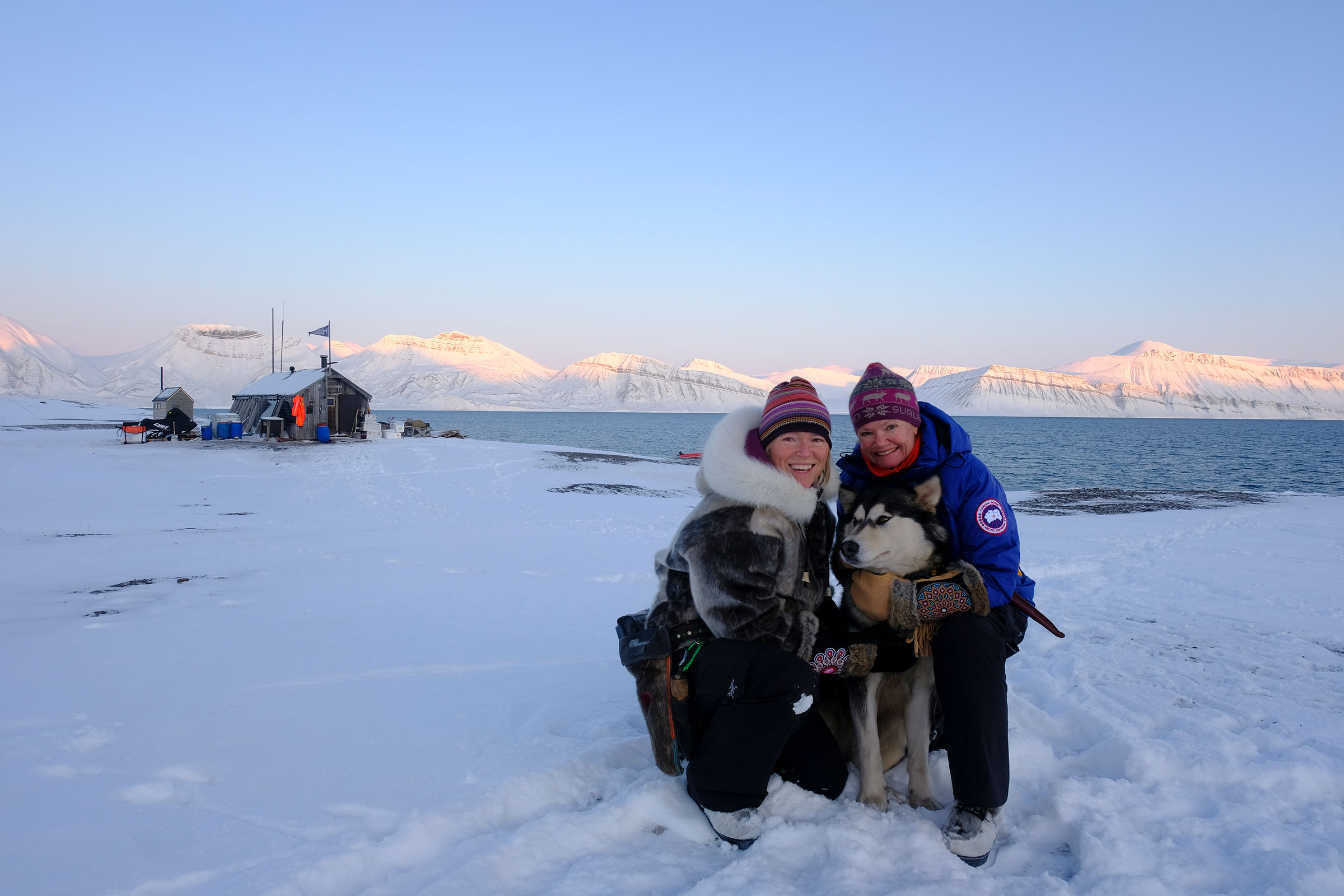Team “Hearts in the Ice”, Hilde, Ettra and Sunniva, with Bamsebu in the background, Oct. 2019.