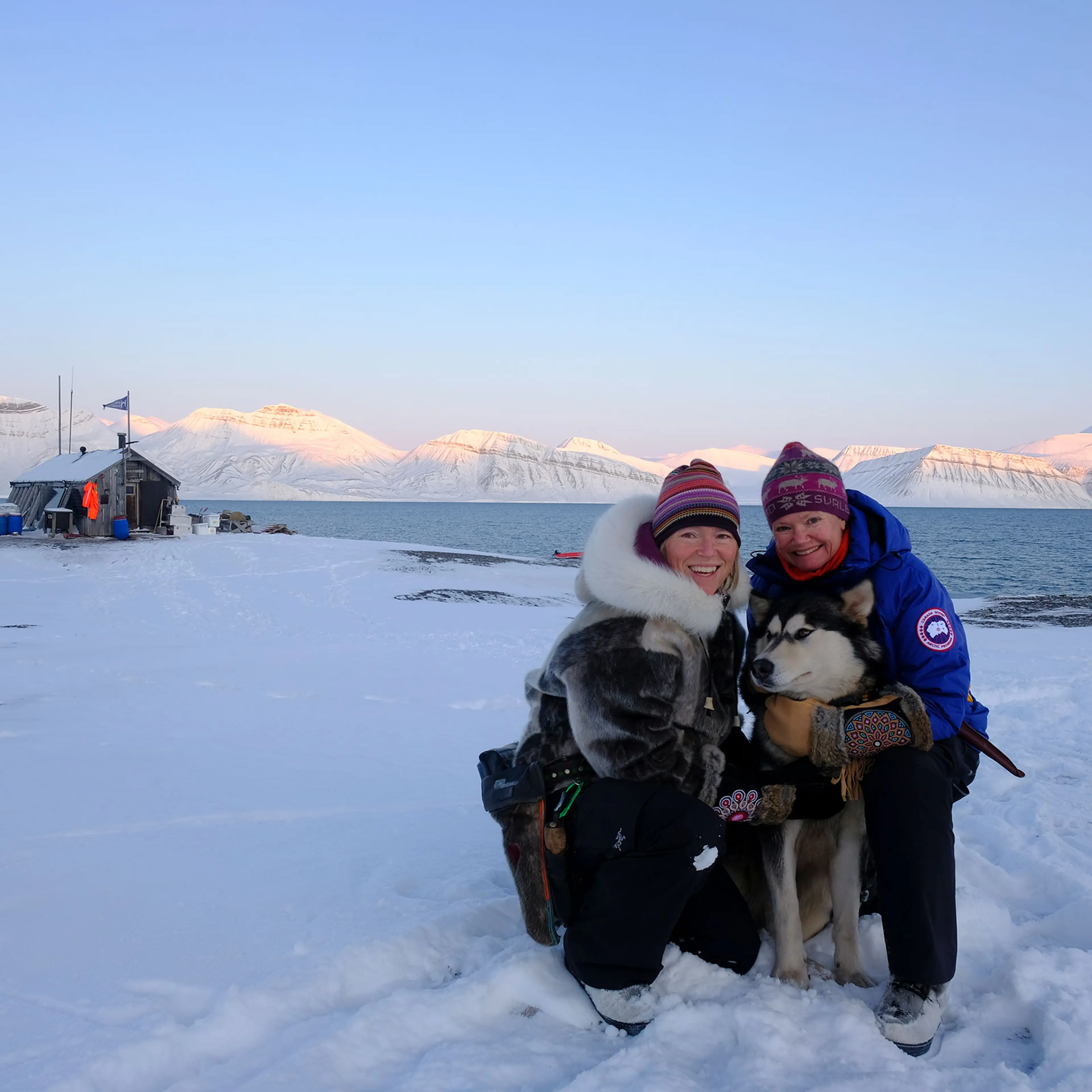 Team “Hearts in the Ice”, Hilde, Ettra and Sunniva, with Bamsebu in the background, Oct. 2019.