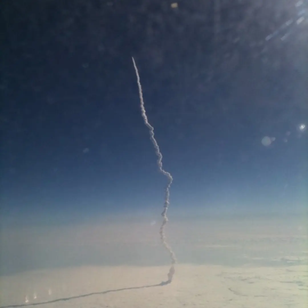 <a href="https://twitter.com/#!/Stefmara" target="_blank">@Stefmara</a>: Here's another Photo of the shuttle from my plane.