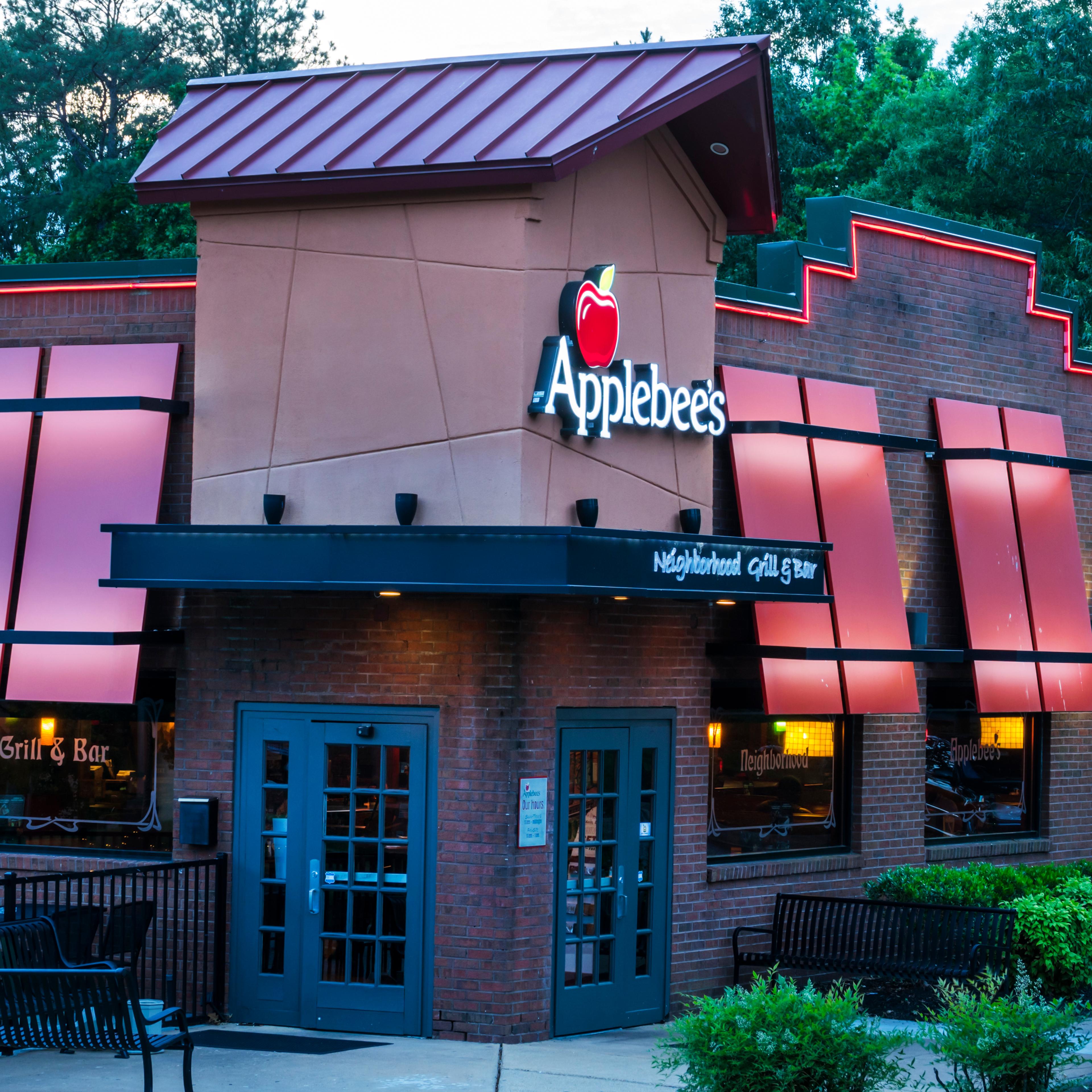 Virginia, Richmond, Midlothian Parkway, Applebee's Neighborhood Grill and Bar, restaurant at dusk