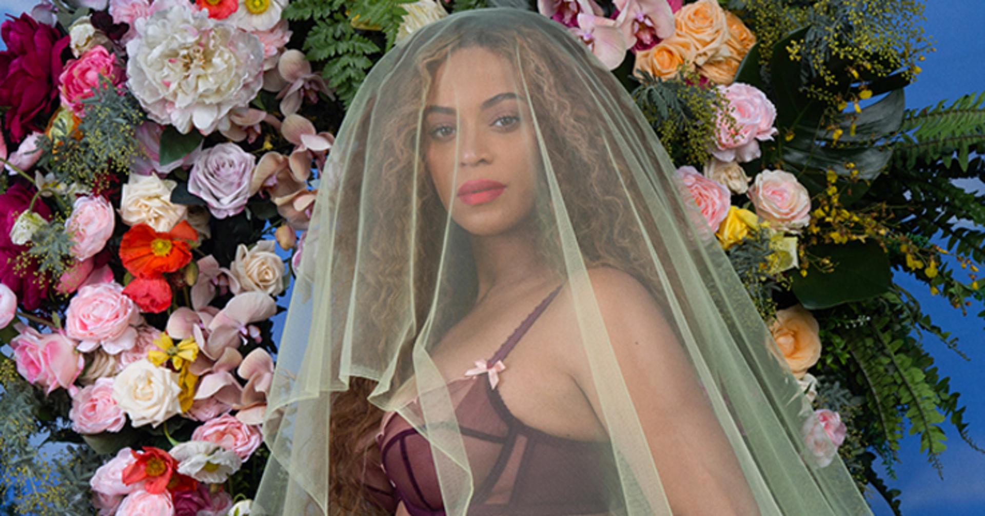 Beyoncé poses for her pregnancy announcement which became the most liked photo of 2017 on Instagram.