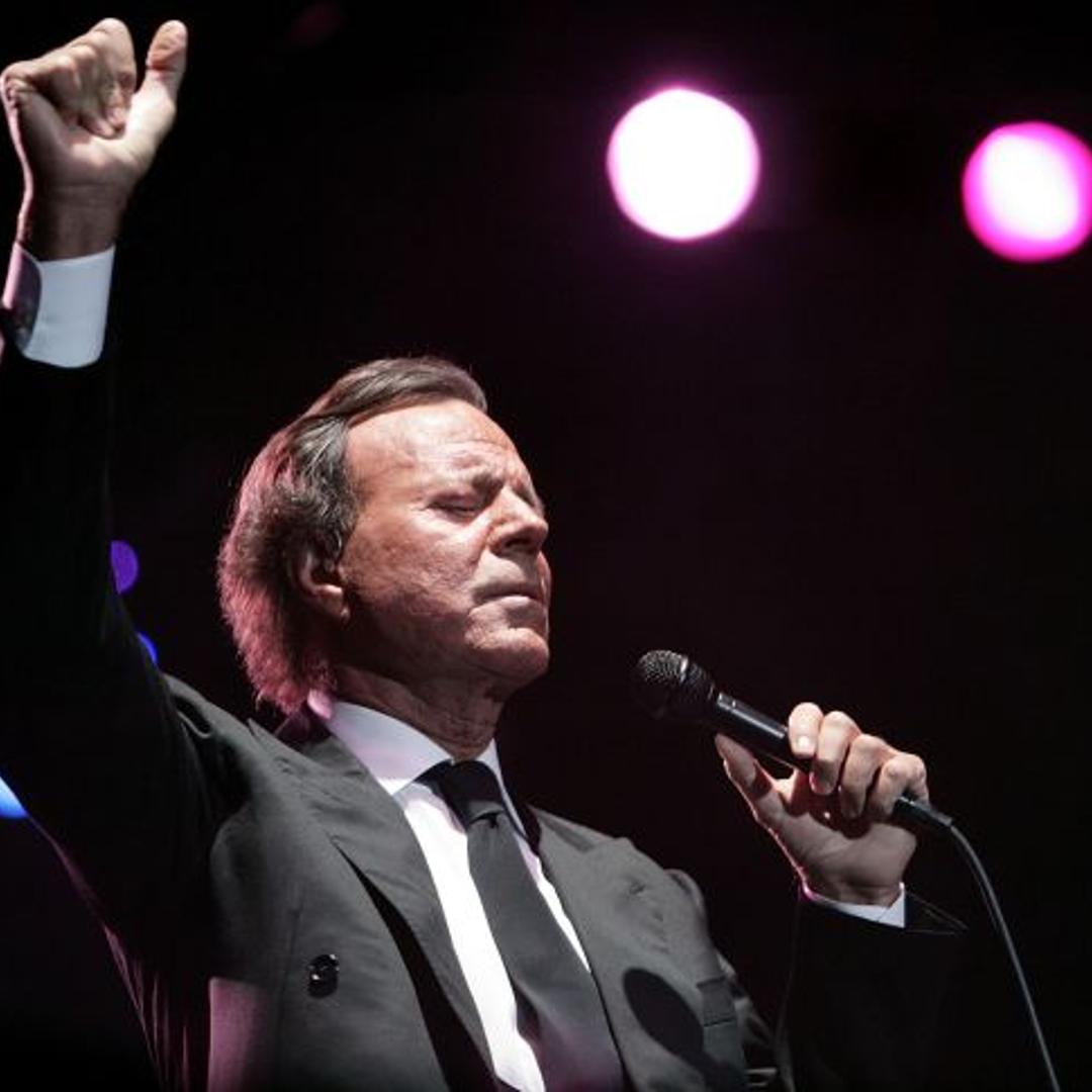 Julio Iglesias Performs in Cape Town