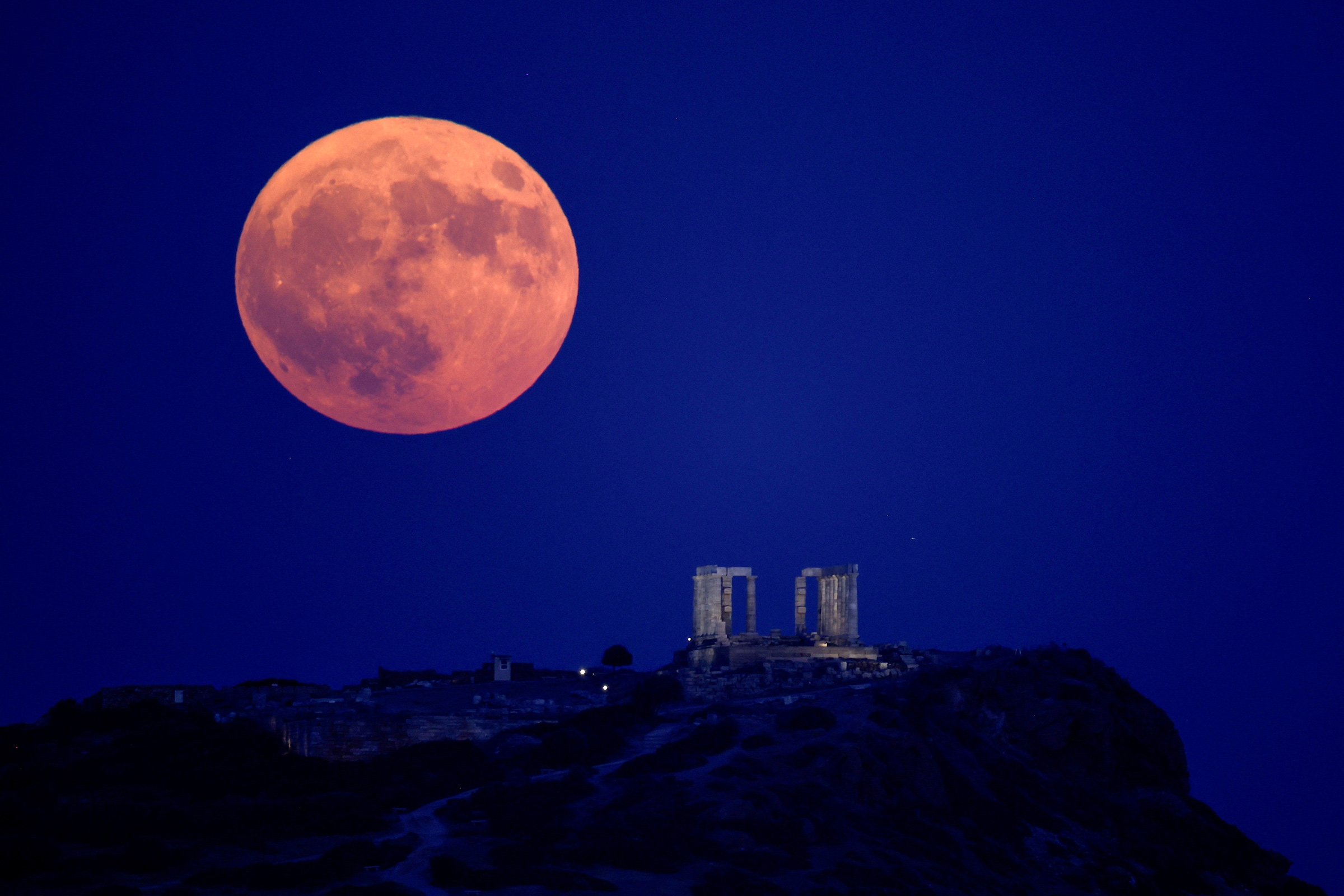 See the Rare Super Blue Moon in Photos