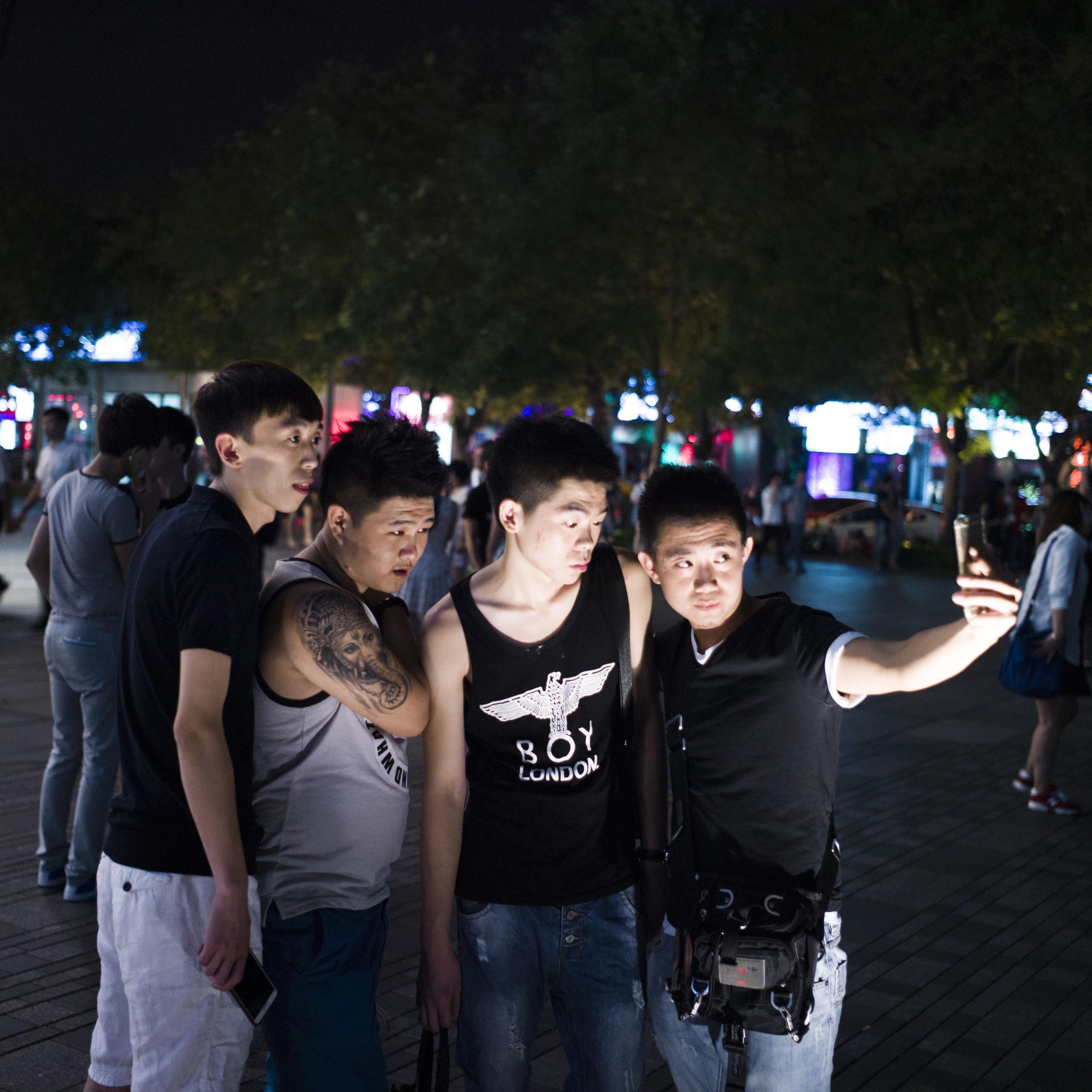 CHINA-INTERNET-PORNOGRAPHY-CENSORSHIP-RETAIL-UNIQLO-OFFBEAT