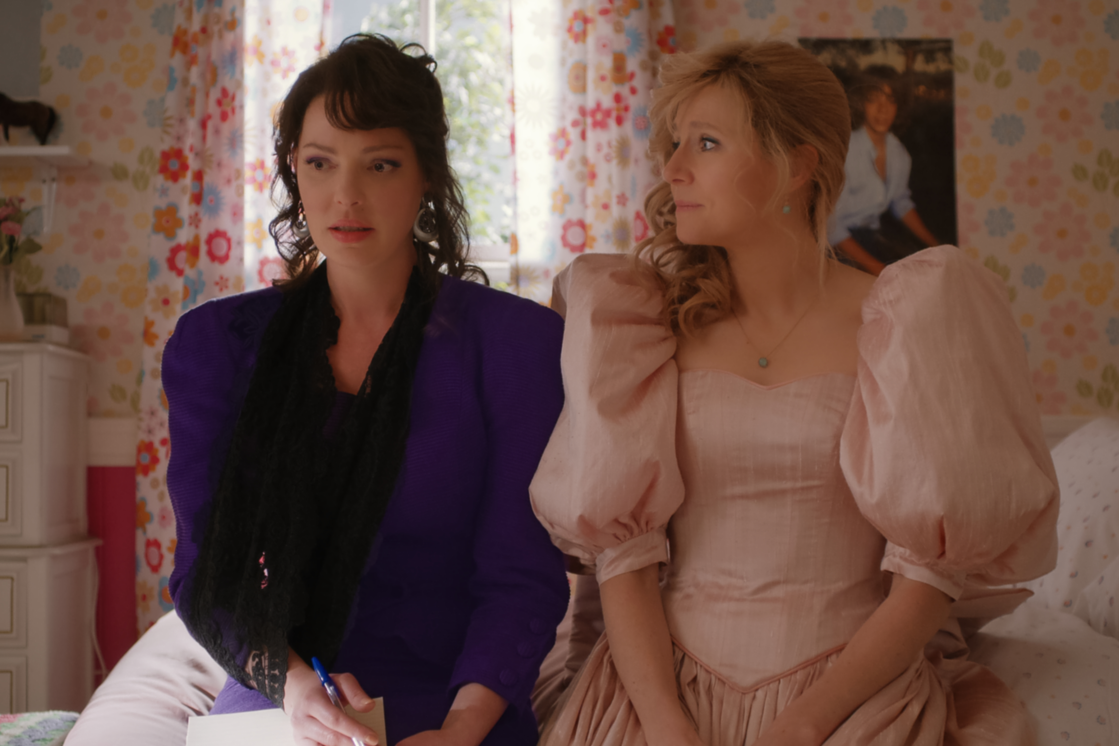 FIREFLY LANE (L to R) KATHERINE HEIGL as TULLY and SARAH CHALKE as KATE in episode 108 of  FIREFLY LANE. Cr. COURTESY OF NETFLIX © 2020