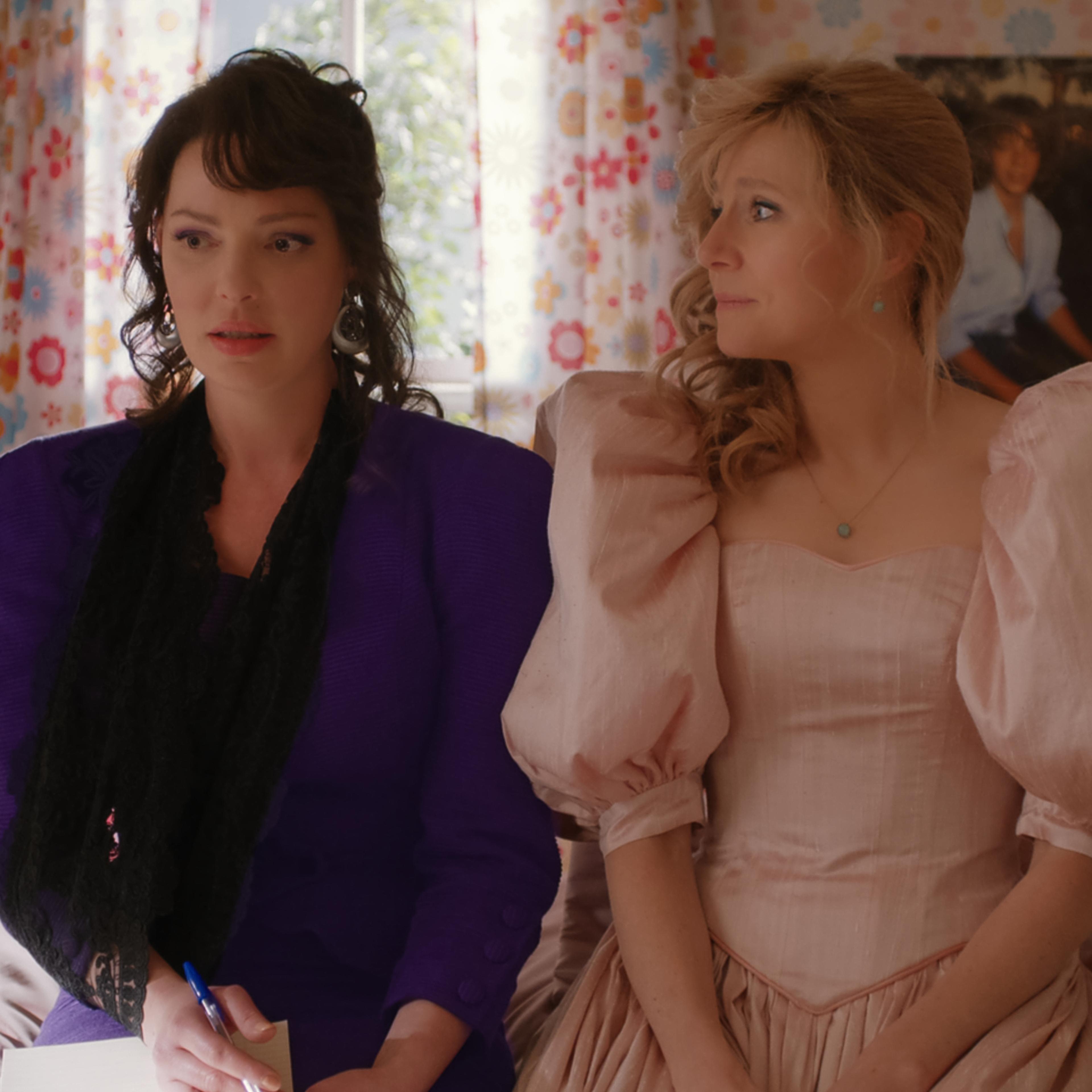 FIREFLY LANE (L to R) KATHERINE HEIGL as TULLY and SARAH CHALKE as KATE in episode 108 of FIREFLY LANE. Cr. COURTESY OF NETFLIX © 2020
