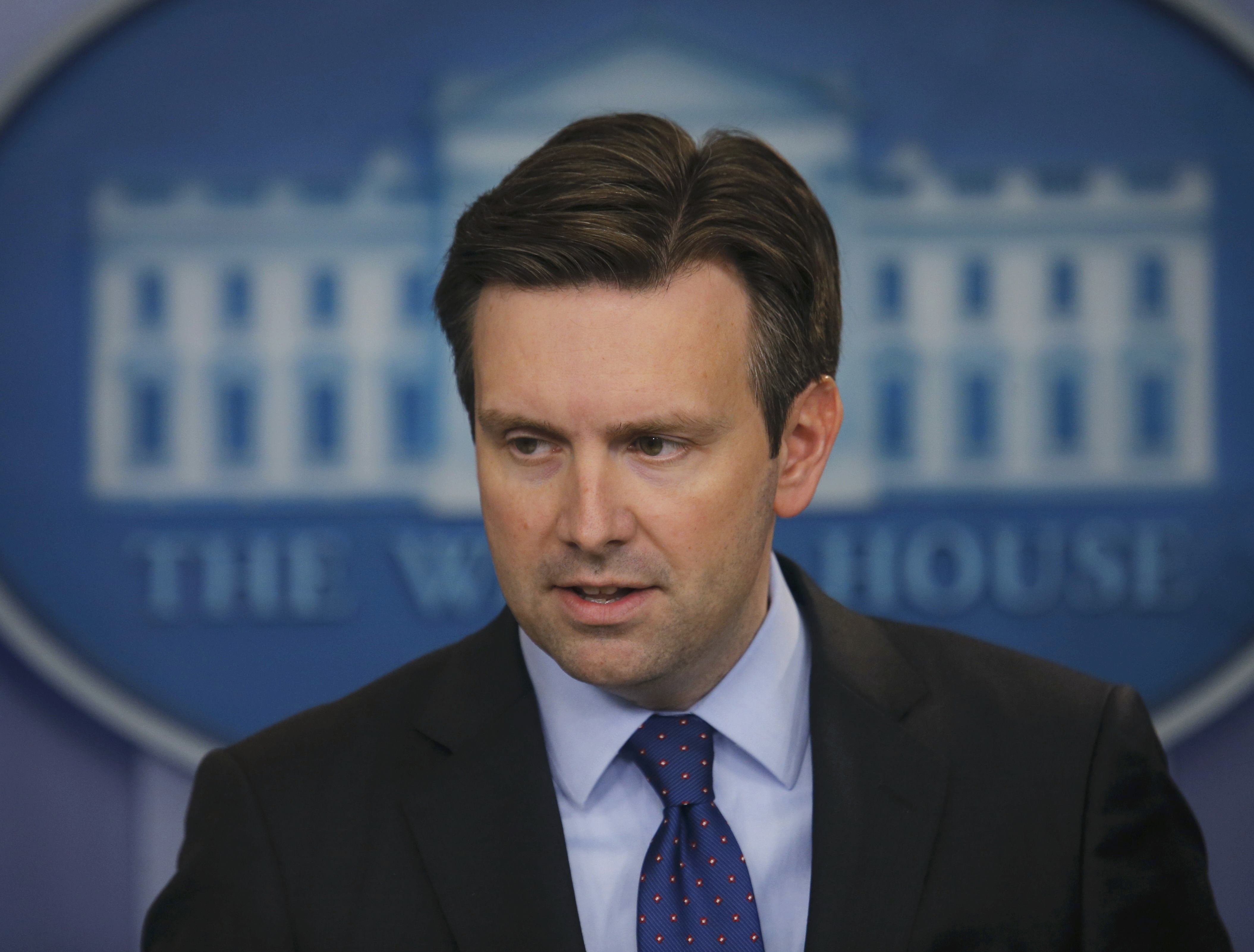 White House spokesman Earnest makes announcement on Syria during White House briefing in Washington