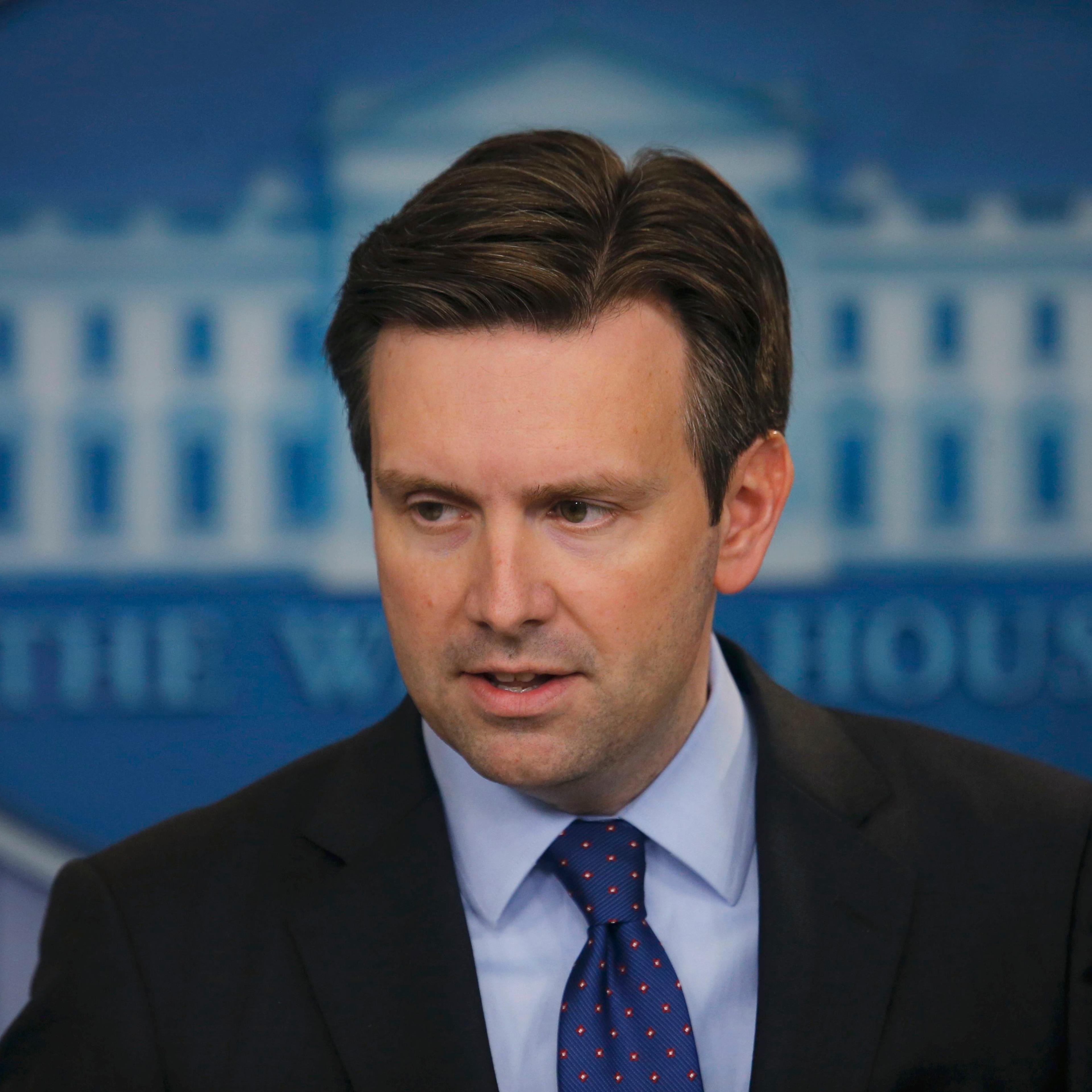 White House spokesman Earnest makes announcement on Syria during White House briefing in Washington