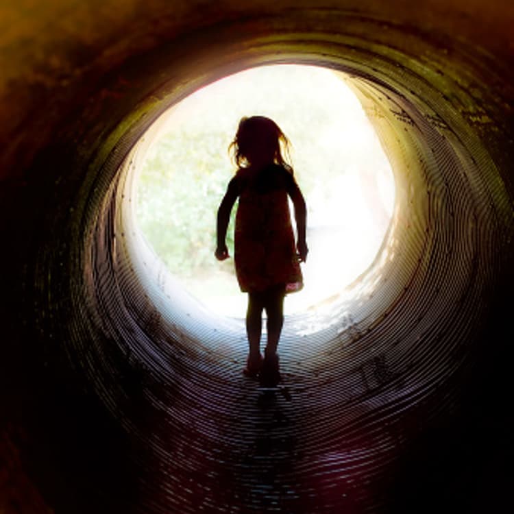girl-end-tunnel