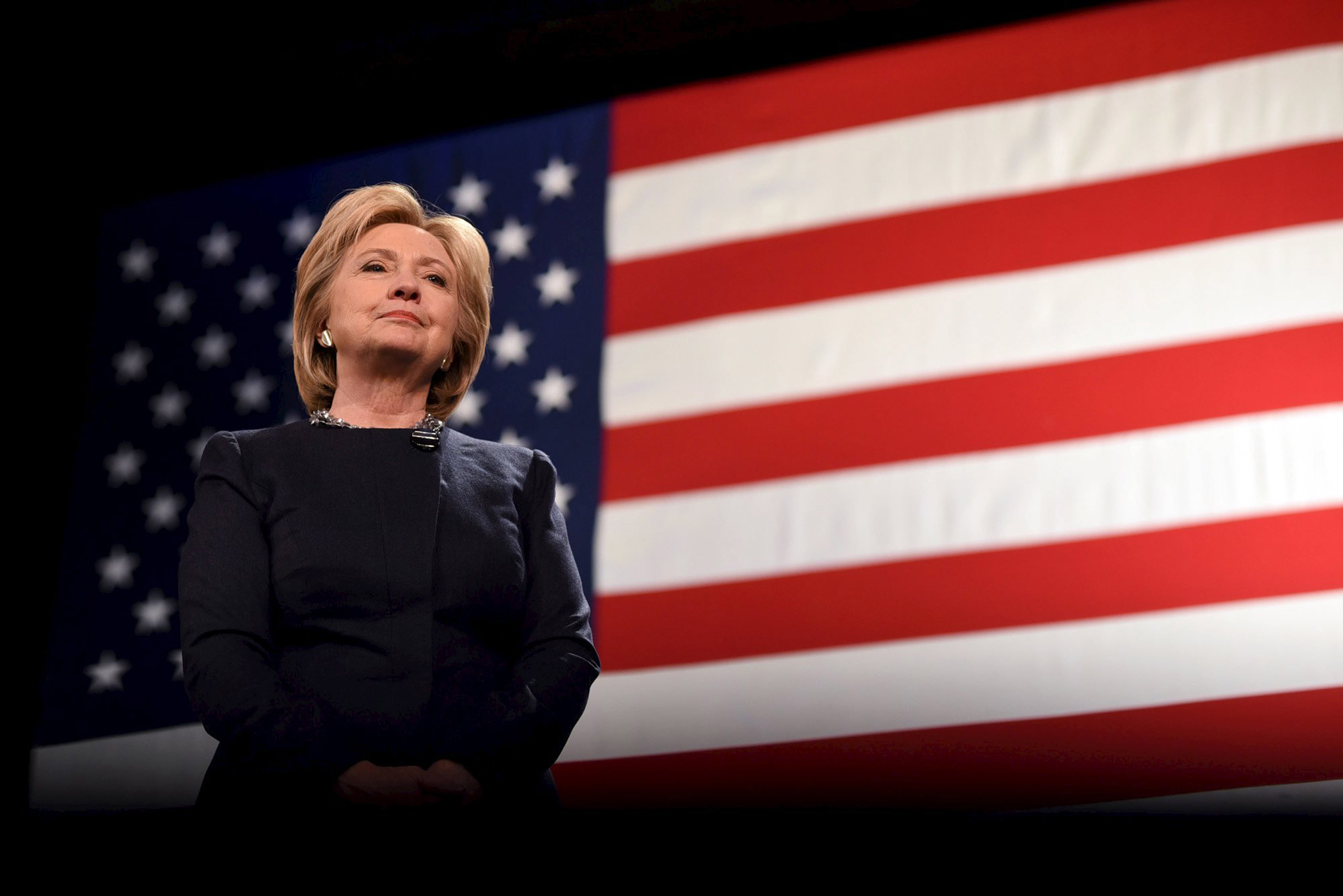 U.S. Democratic presidential candidate Hillary Clinton listens to questions at the Rochester Opera House campaign town hall meeting in Rochester, New Hampshire January 22, 2016. REUTERS/Faith Ninivaggi