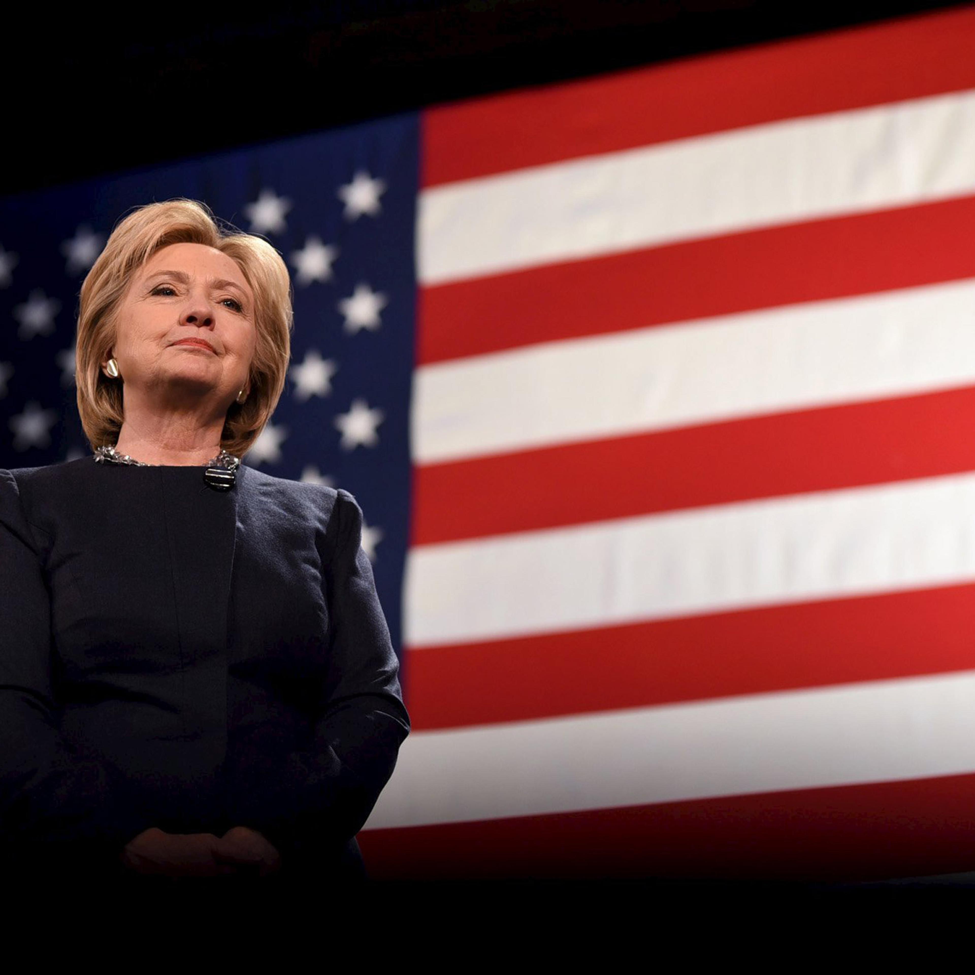 U.S. Democratic presidential candidate Hillary Clinton listens to questions at the Rochester Opera House campaign town hall meeting in Rochester, New Hampshire January 22, 2016. REUTERS/Faith Ninivaggi