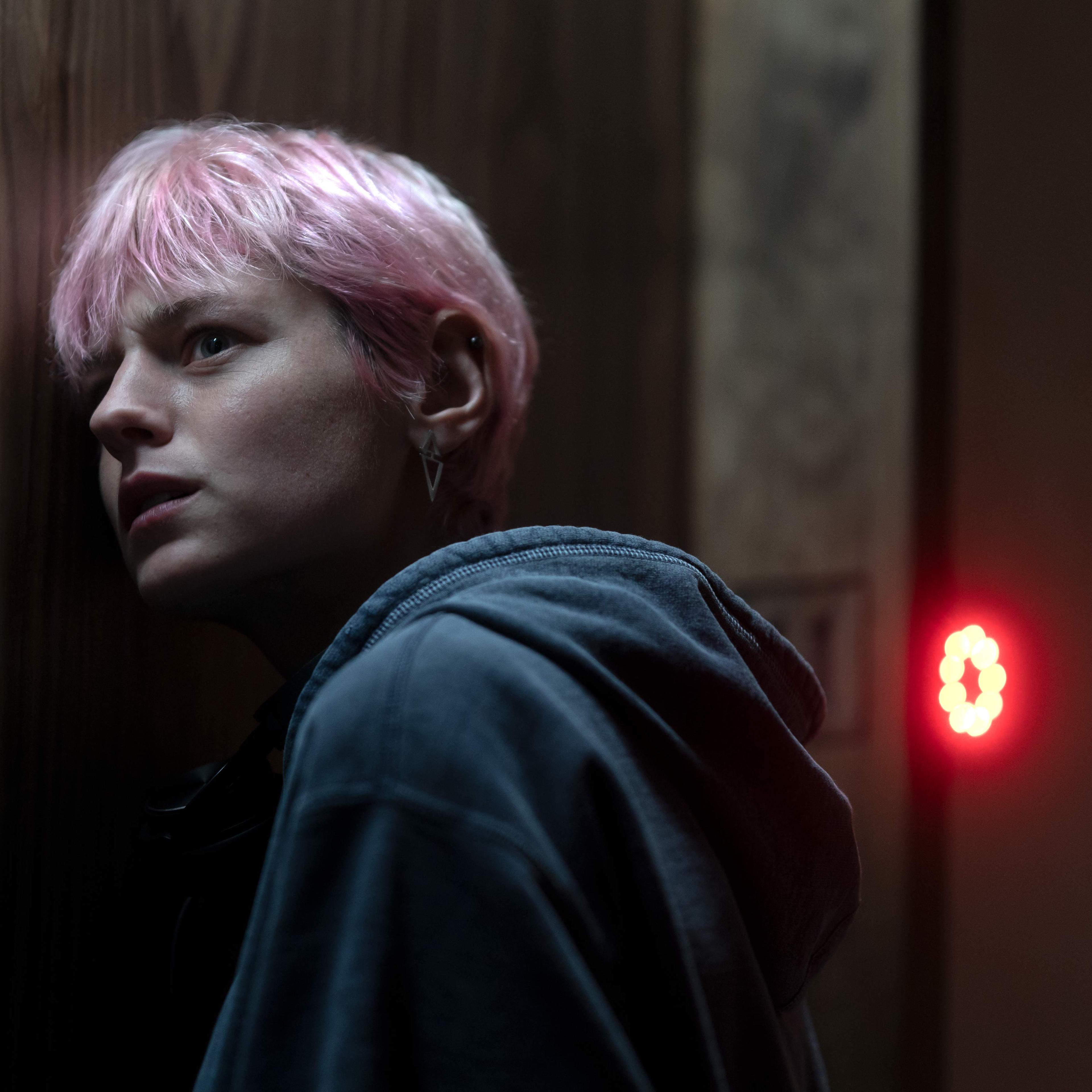 Emma Corrin as Darby Hart in episode 1 of 'A Murder at the End of the World'
