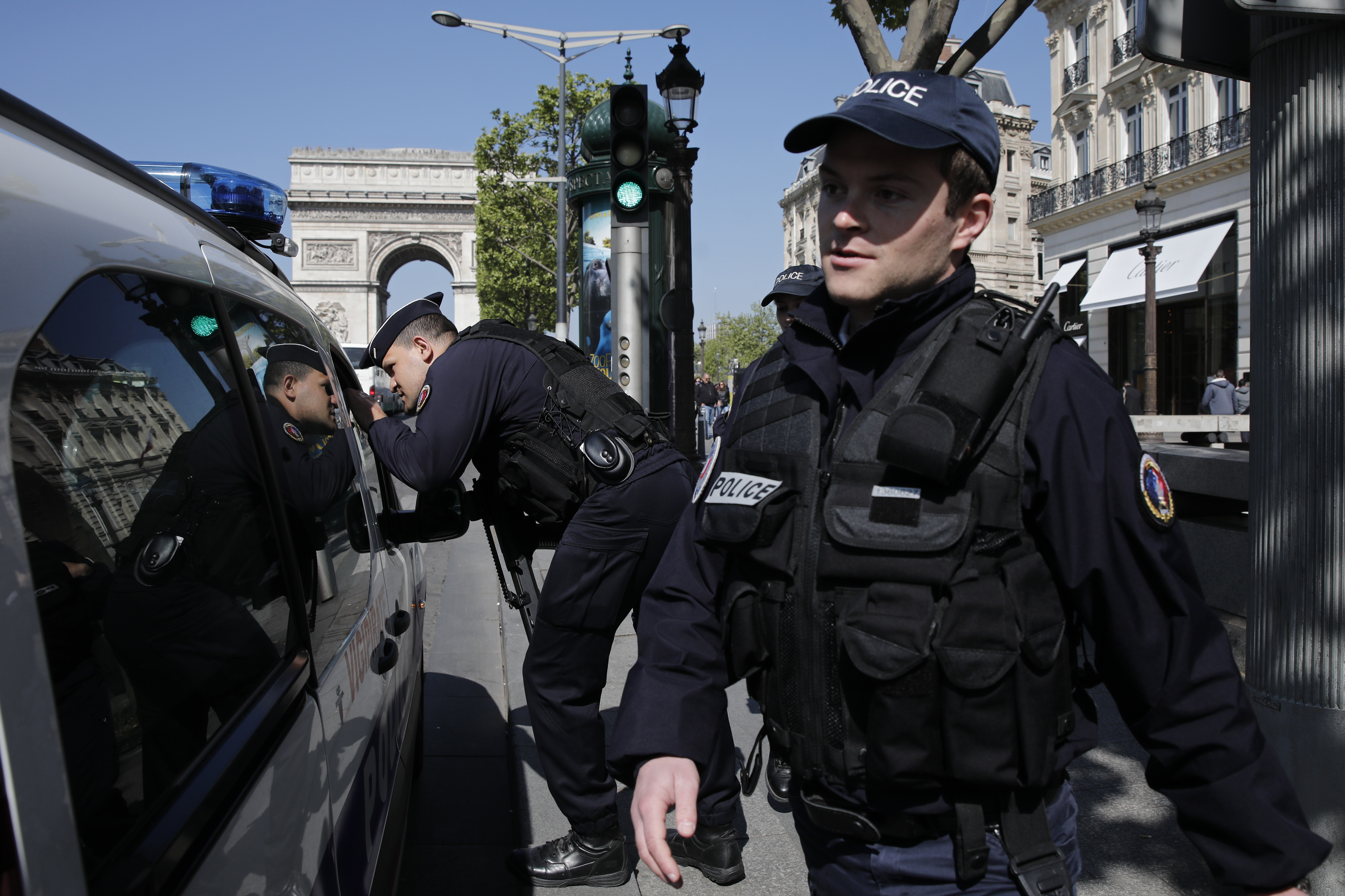 champs-elysees-shooting-paris-france-car-check